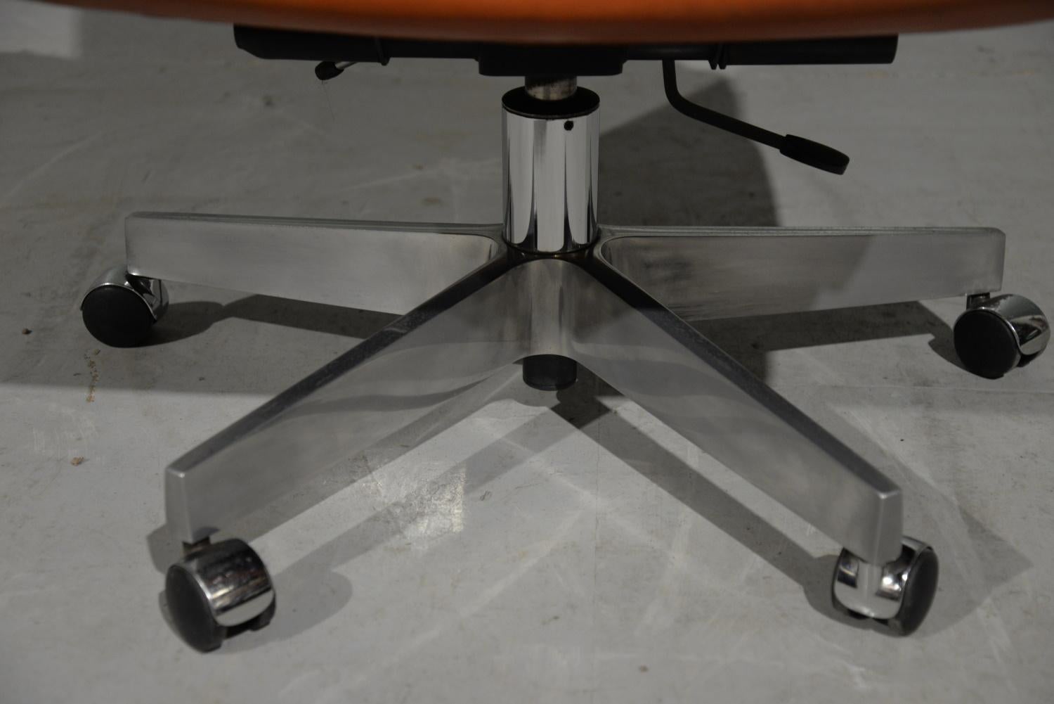 Vintage De Sede DS 35 Executive Swivel Armchair on Castors, Switzerland, 1960s For Sale 10