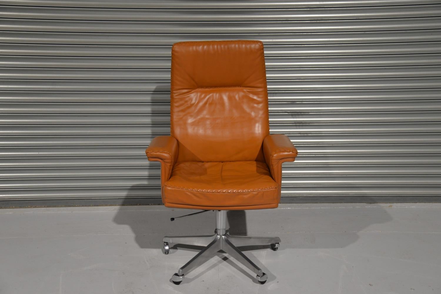 Mid-Century Modern Vintage De Sede DS 35 Executive Swivel Armchair on Castors, Switzerland, 1960s For Sale