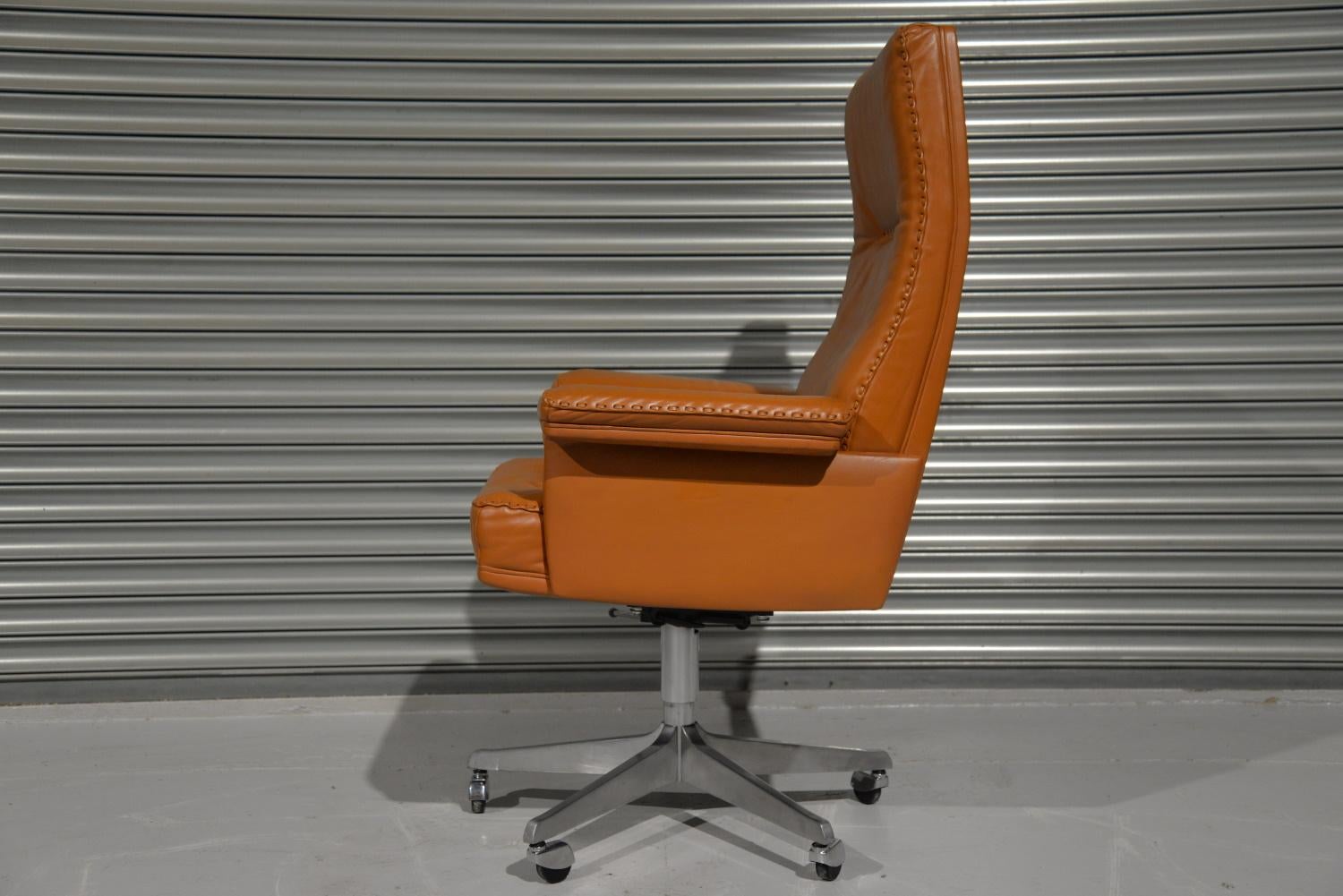 Swiss Vintage De Sede DS 35 Executive Swivel Armchair on Castors, Switzerland, 1960s For Sale