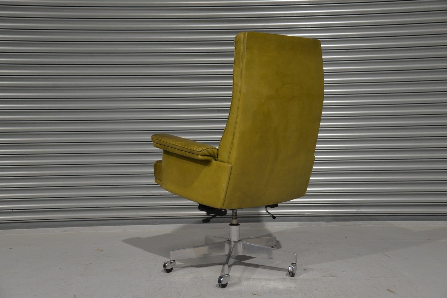 Mid-Century Modern Vintage De Sede DS 35 Executive Swivel Armchair on Castors, Switzerland, 1960s For Sale
