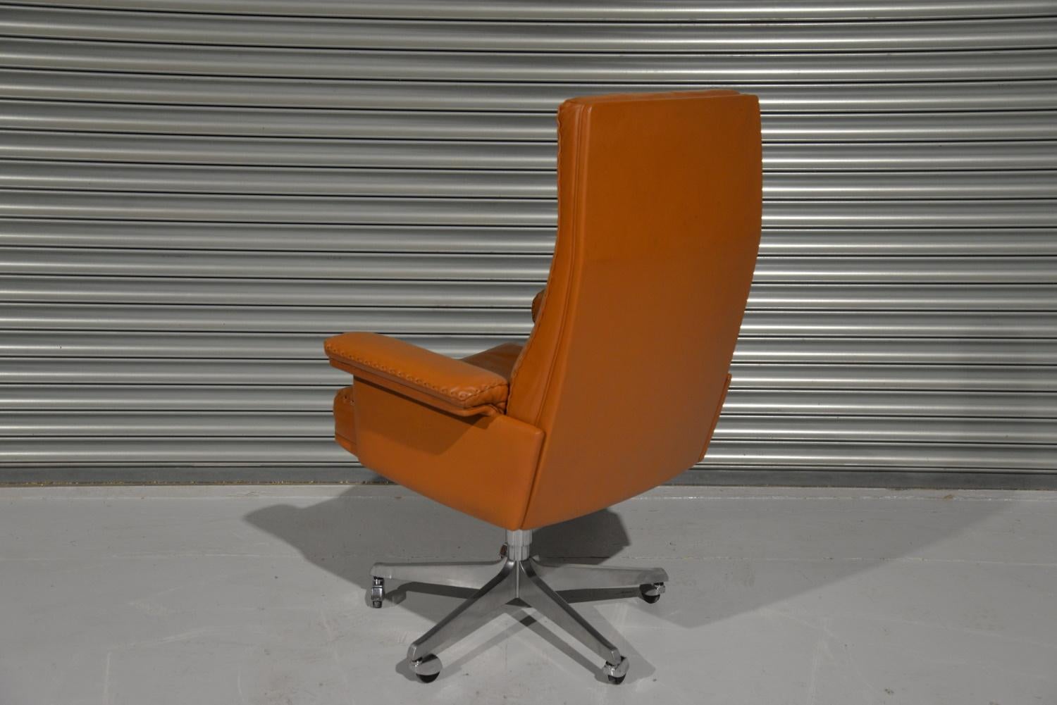 Vintage De Sede DS 35 Executive Swivel Armchair on Castors, Switzerland, 1960s In Good Condition For Sale In Fen Drayton, Cambridgeshire