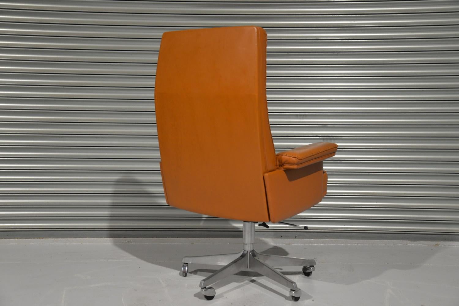 Mid-20th Century Vintage De Sede DS 35 Executive Swivel Armchair on Castors, Switzerland, 1960s For Sale