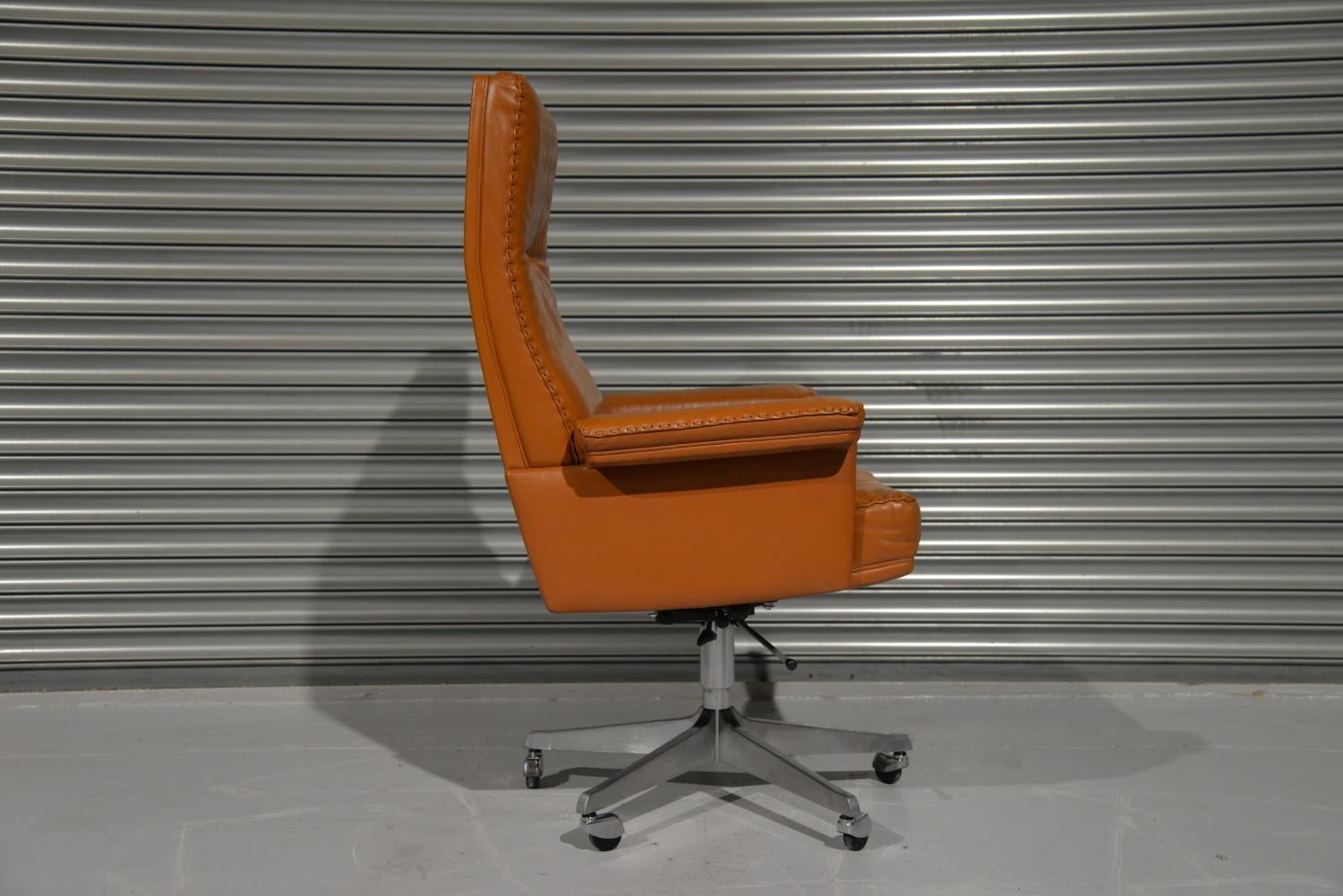 Leather Vintage De Sede DS 35 Executive Swivel Armchair on Castors, Switzerland, 1960s For Sale
