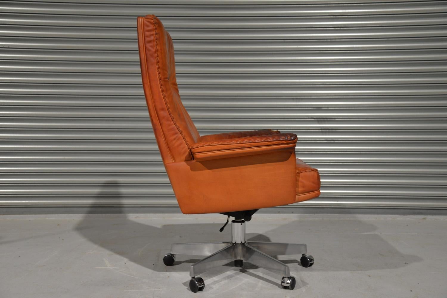 Vintage De Sede DS 35 Executive Swivel Armchair on Castors, Switzerland, 1960s In Distressed Condition For Sale In Fen Drayton, Cambridgeshire