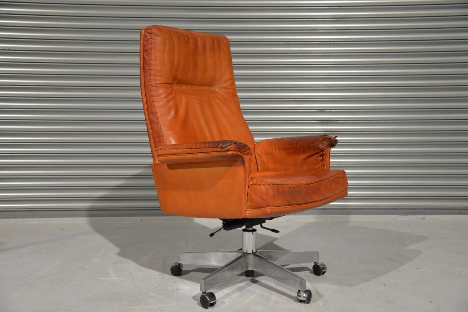 Mid-20th Century Vintage De Sede DS 35 Executive Swivel Armchair on Castors, Switzerland, 1960s For Sale