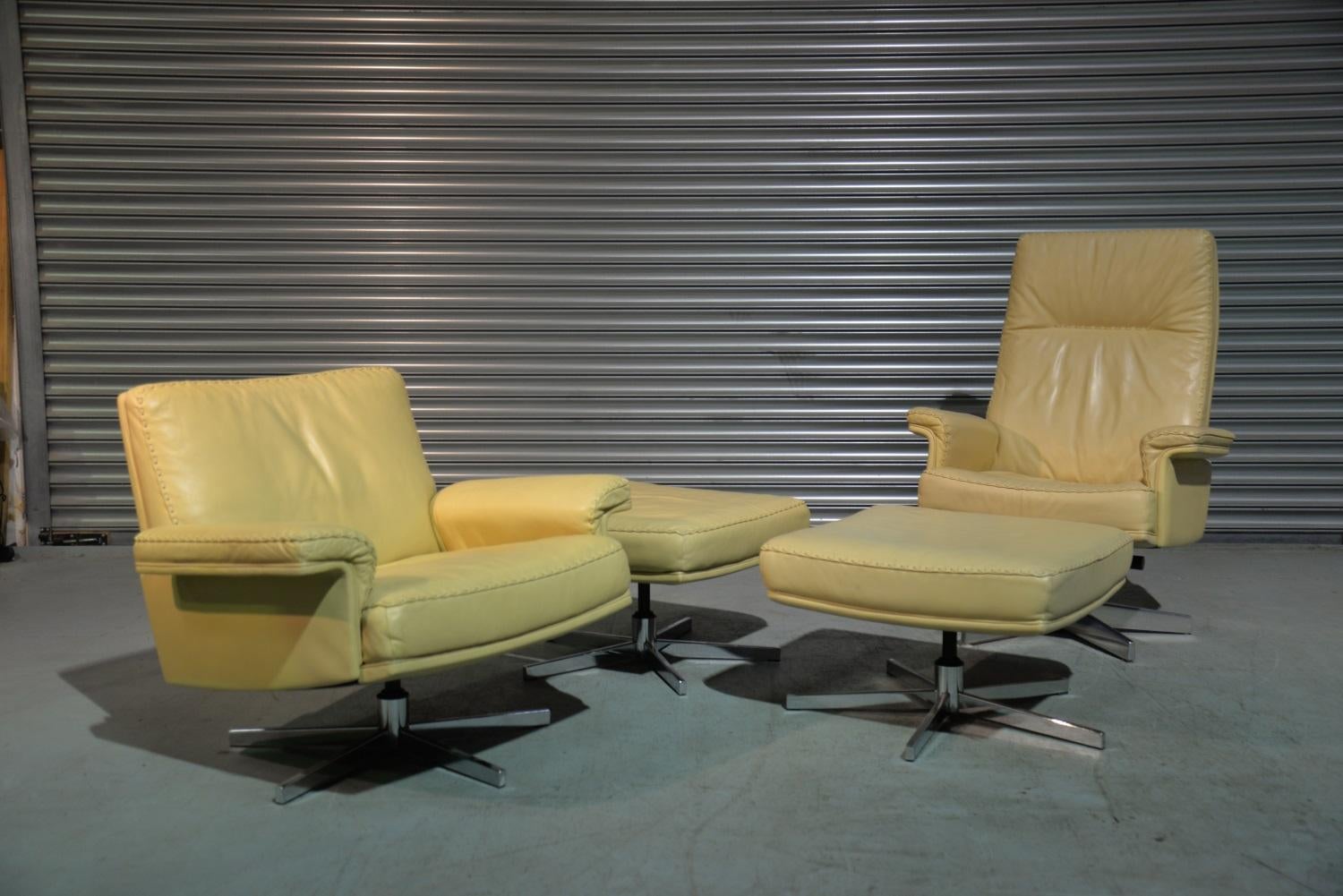 We are delighted to bring to you a highly desirable and rarely available matching pair of De Sede swivel lounge armchairs with ottomans. Built in the 1970s by De Sede craftsman from Switzerland, these matching swivel lounge armchairs are brought to