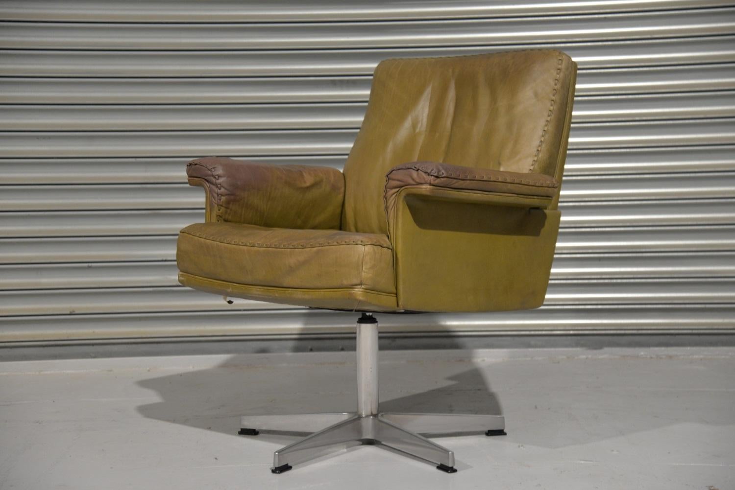 We are delighted to bring to you an extremely rare vintage De Sede DS 35 executive swivel armchair. Hand built in the 1960s to incredibly high standards by De Sede craftsman in Switzerland. The iconic swivel armchair is upholstered in olive green