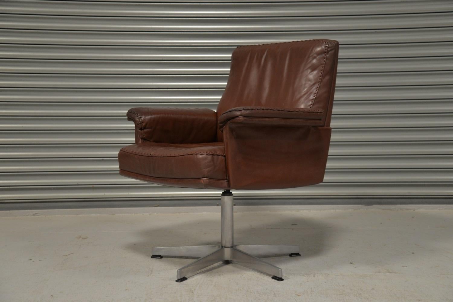 We are delighted to bring to you an extremely rare vintage De Sede DS 35 executive swivel armchair. Hand built in the 1960s to incredibly high standards by de Sede craftsman in Switzerland. The iconic swivel armchair is upholstered in stunning soft