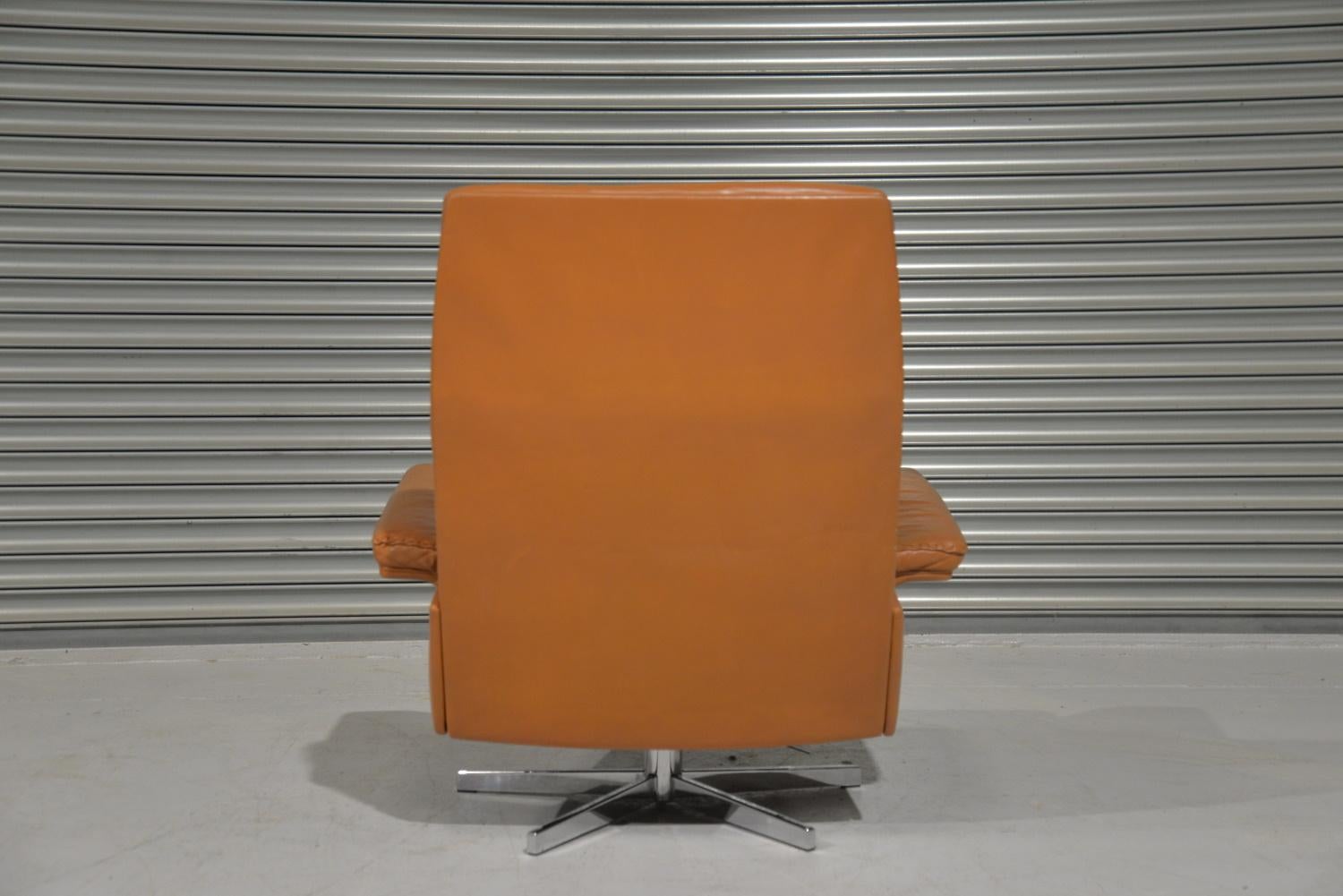 Vintage De Sede DS 35 Leather Swivel Armchair with Ottoman, Switzerland, 1970s For Sale 4