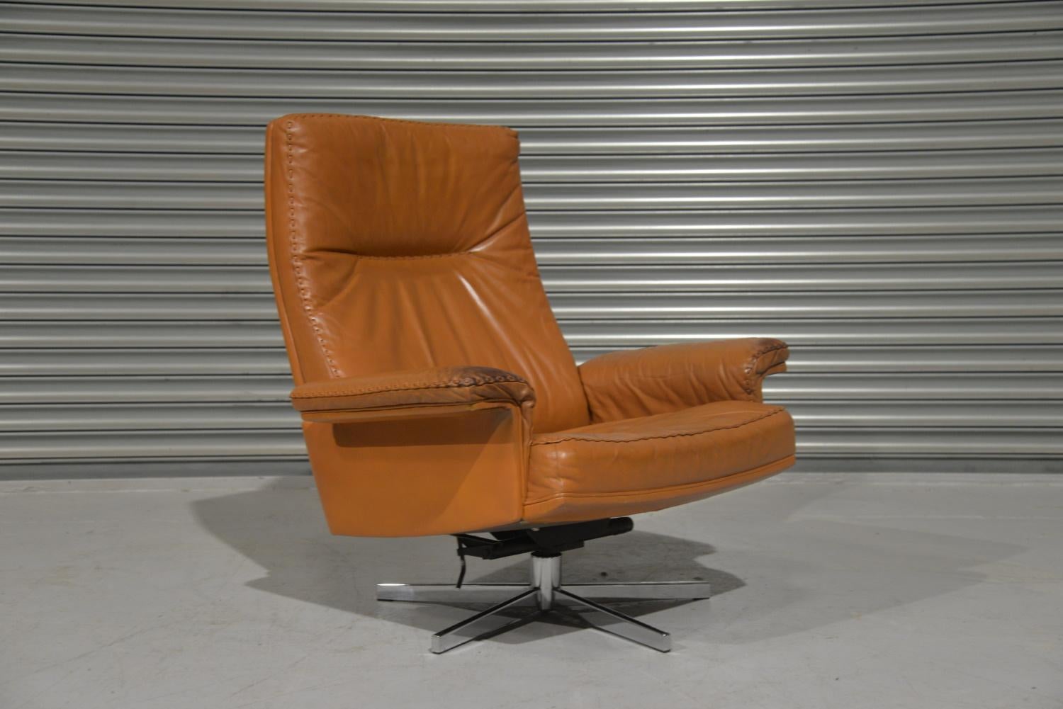 Vintage De Sede DS 35 Leather Swivel Armchair with Ottoman, Switzerland, 1970s For Sale 7