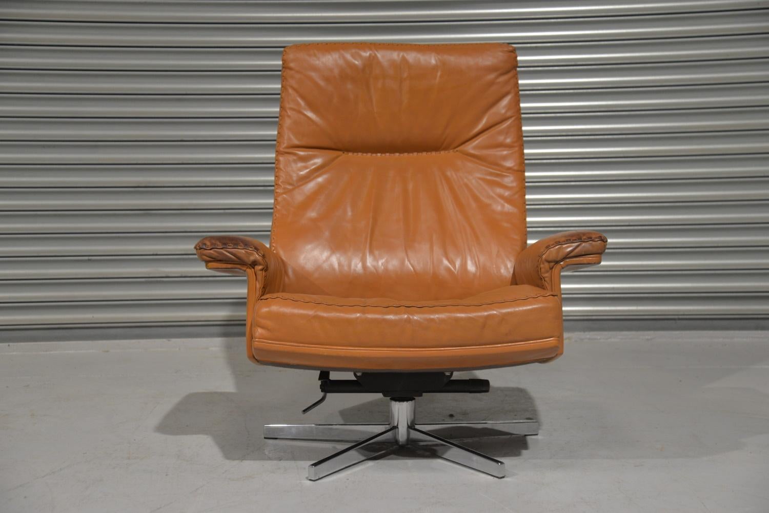 Late 20th Century Vintage De Sede DS 35 Leather Swivel Armchair with Ottoman, Switzerland, 1970s For Sale