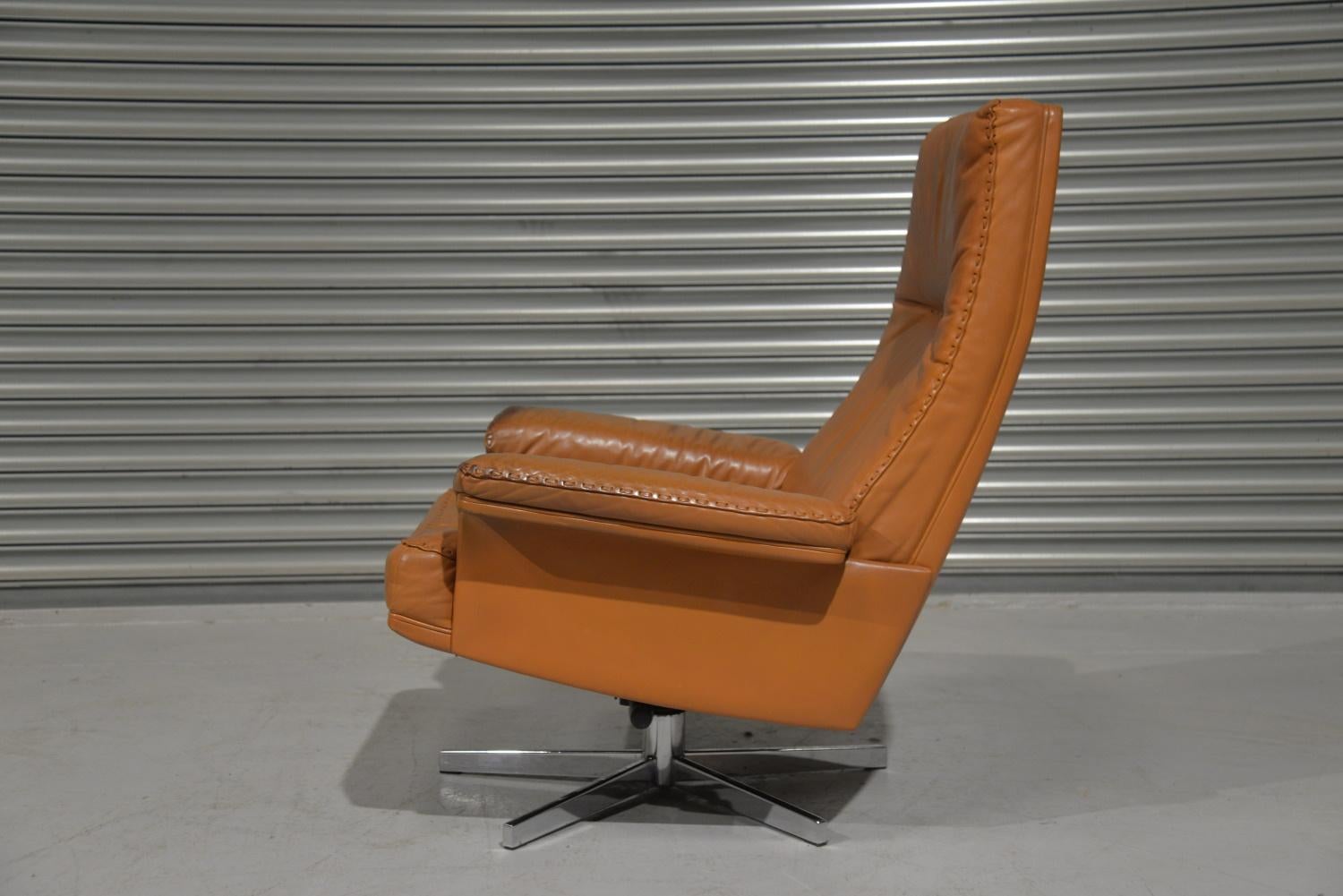 Vintage De Sede DS 35 Leather Swivel Armchair with Ottoman, Switzerland, 1970s For Sale 2