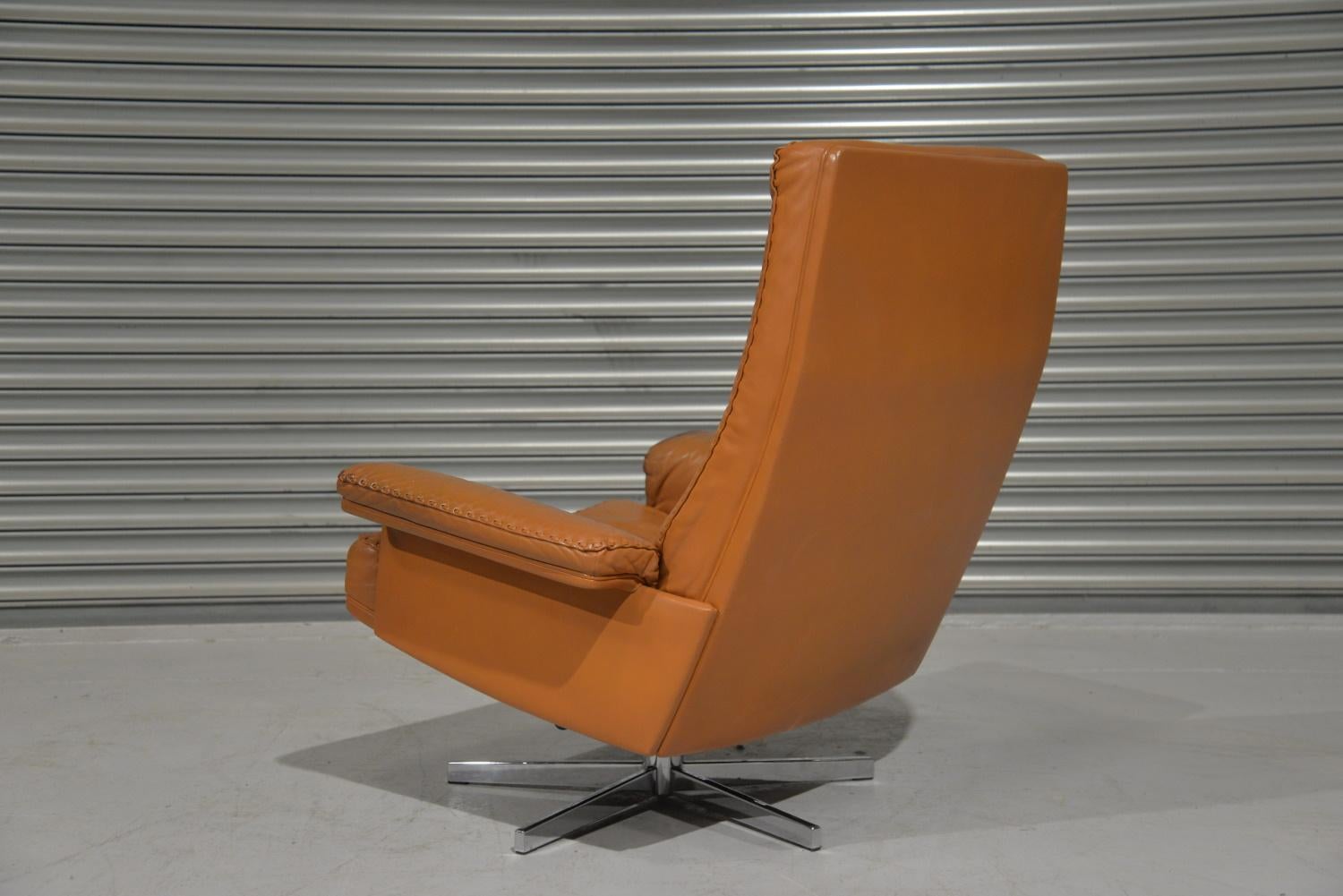 Vintage De Sede DS 35 Leather Swivel Armchair with Ottoman, Switzerland, 1970s For Sale 3