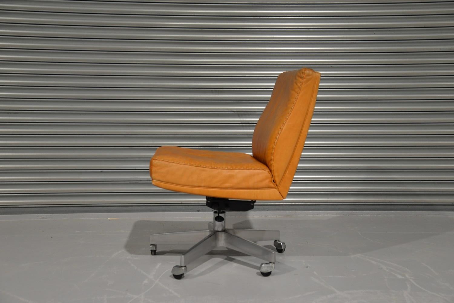 Mid-Century Modern Vintage De Sede DS 35 Leather Swivel Office Chair on castors, Switzerland 1960s