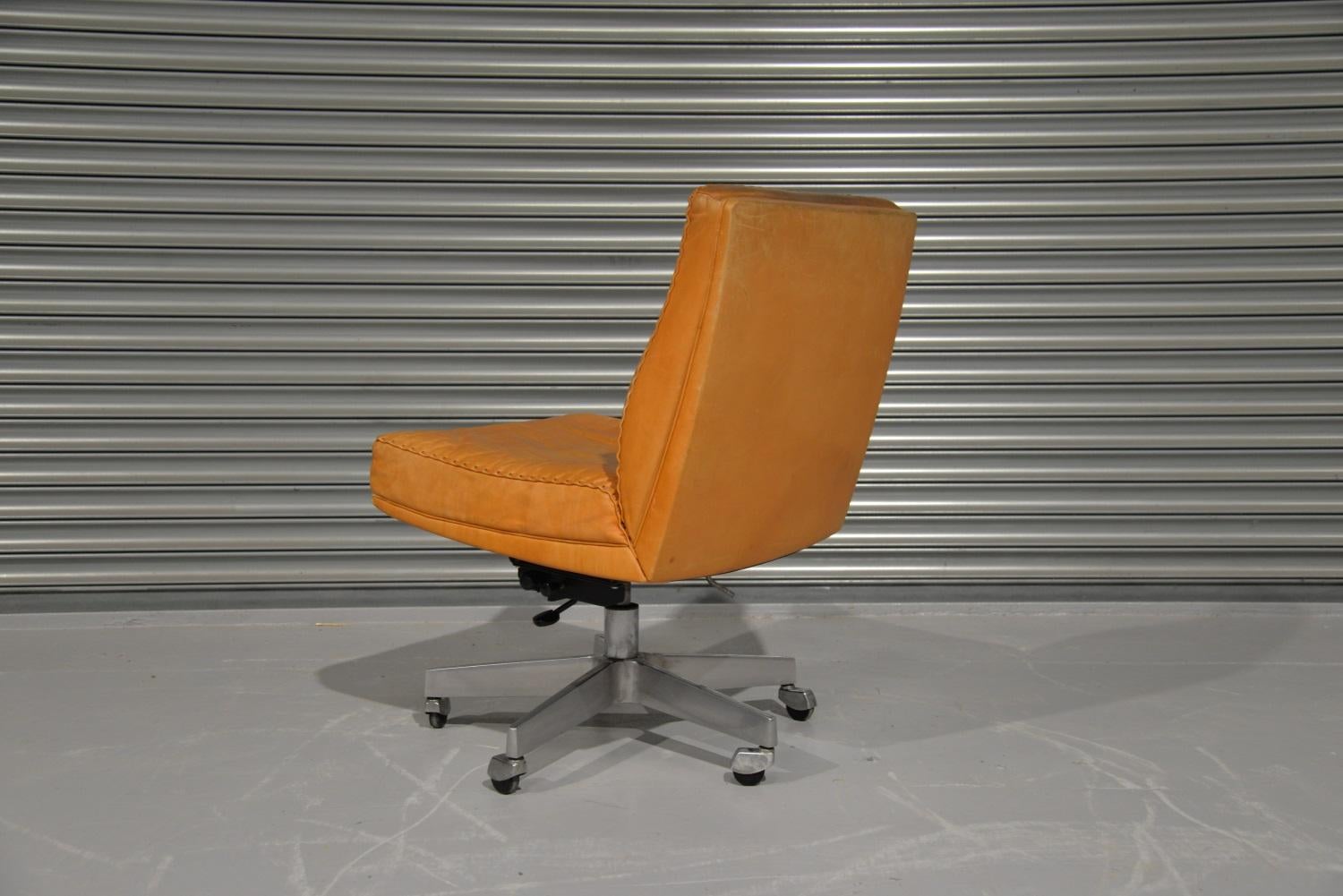 Swiss Vintage De Sede DS 35 Leather Swivel Office Chair on castors, Switzerland 1960s