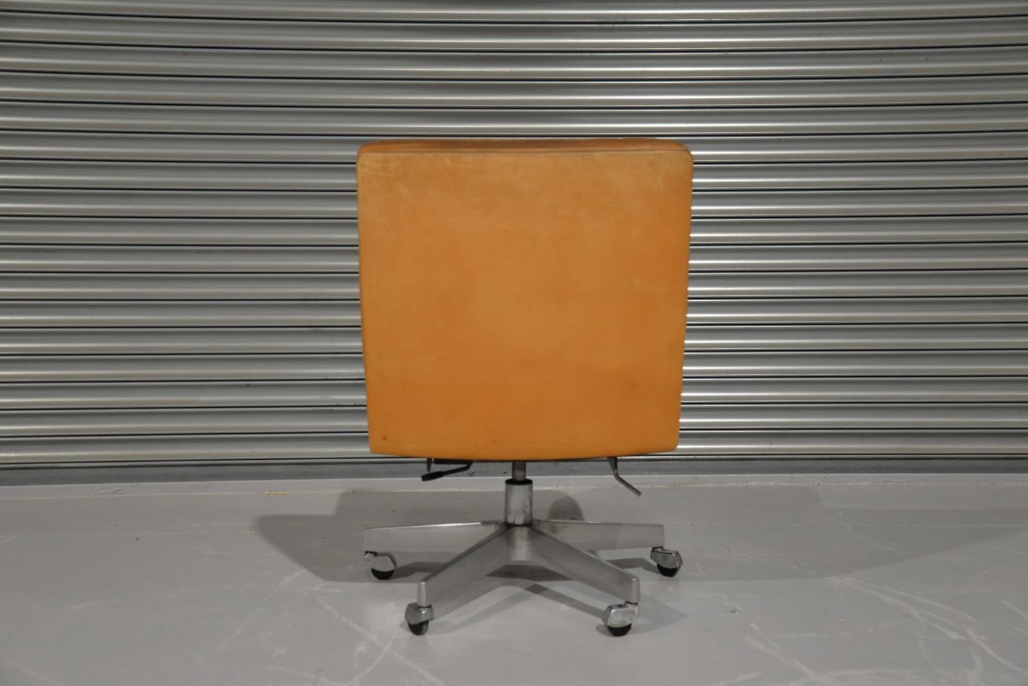 Vintage De Sede DS 35 Leather Swivel Office Chair on castors, Switzerland 1960s In Good Condition In Fen Drayton, Cambridgeshire