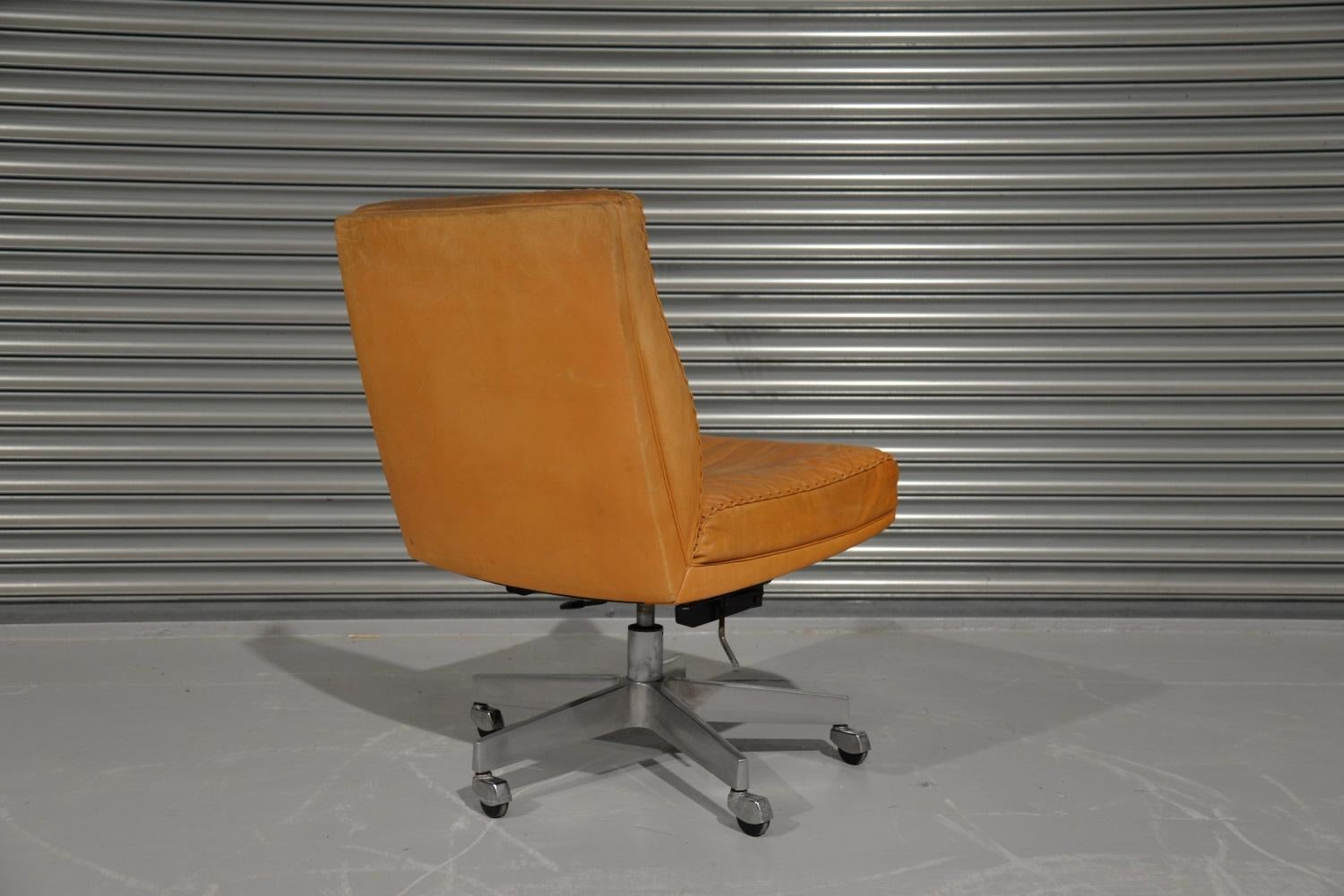 Mid-20th Century Vintage De Sede DS 35 Leather Swivel Office Chair on castors, Switzerland 1960s