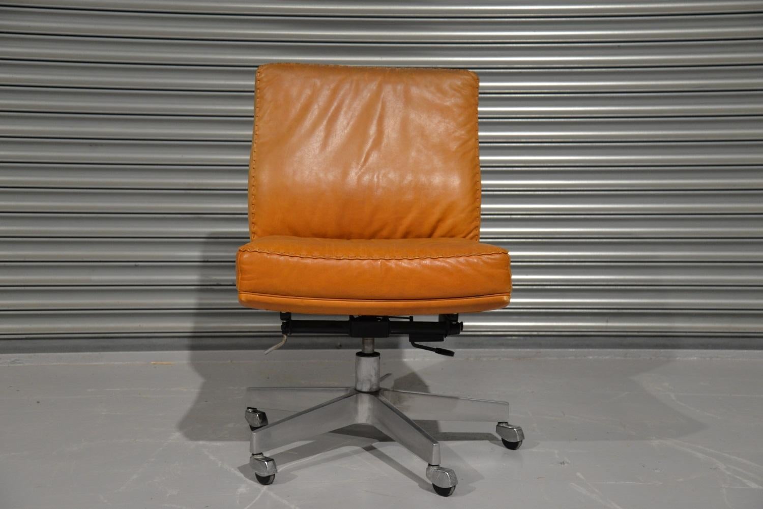 Vintage De Sede DS 35 Leather Swivel Office Chair on castors, Switzerland 1960s 3