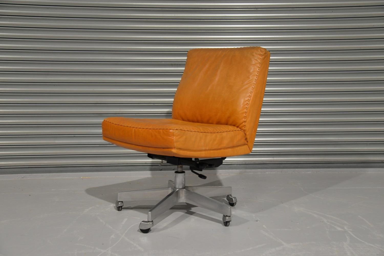 Discounted airfreight for our international customers including US ( from 2 weeks door to door )

We are delighted to bring to you a rare vintage De Sede DS 35 swivel office chair in tan aniline leather. Hand built in the 1960s and upholstered in