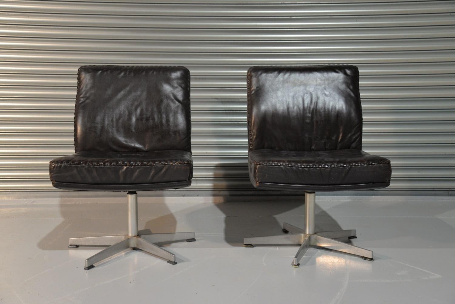 Discounted airfreight for our international customers including US ( from 2 weeks door to door )

We are delighted to bring to you a pair of rare vintage De Sede ds 35 swivel office chairs. Hand built in the 1960s and upholstered in stunning soft