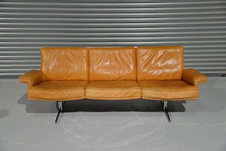 We are delighted to bring to you a highly desirable vintage De Sede DS 35 three-seat sofa. Hand built in the late 1960s by De Sede craftsman in Switzerland, this rare iconic sofa is extremely comfortable and upholstered in beautiful soft tan aniline