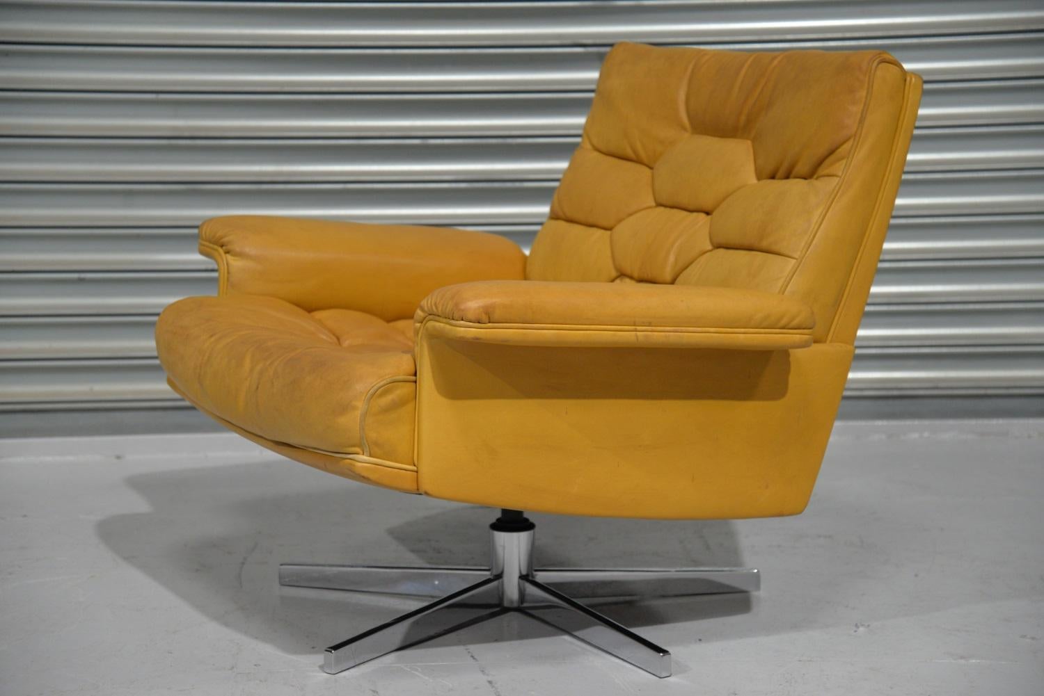 We are delighted to bring to you an ultra-rare and highly desirable De Sede Executive swivel lounge armchair. Built in the 1970s by De Sede craftsman in Switzerland, extremely comfortable with their honeycomb seating design. Upholstered in stunning
