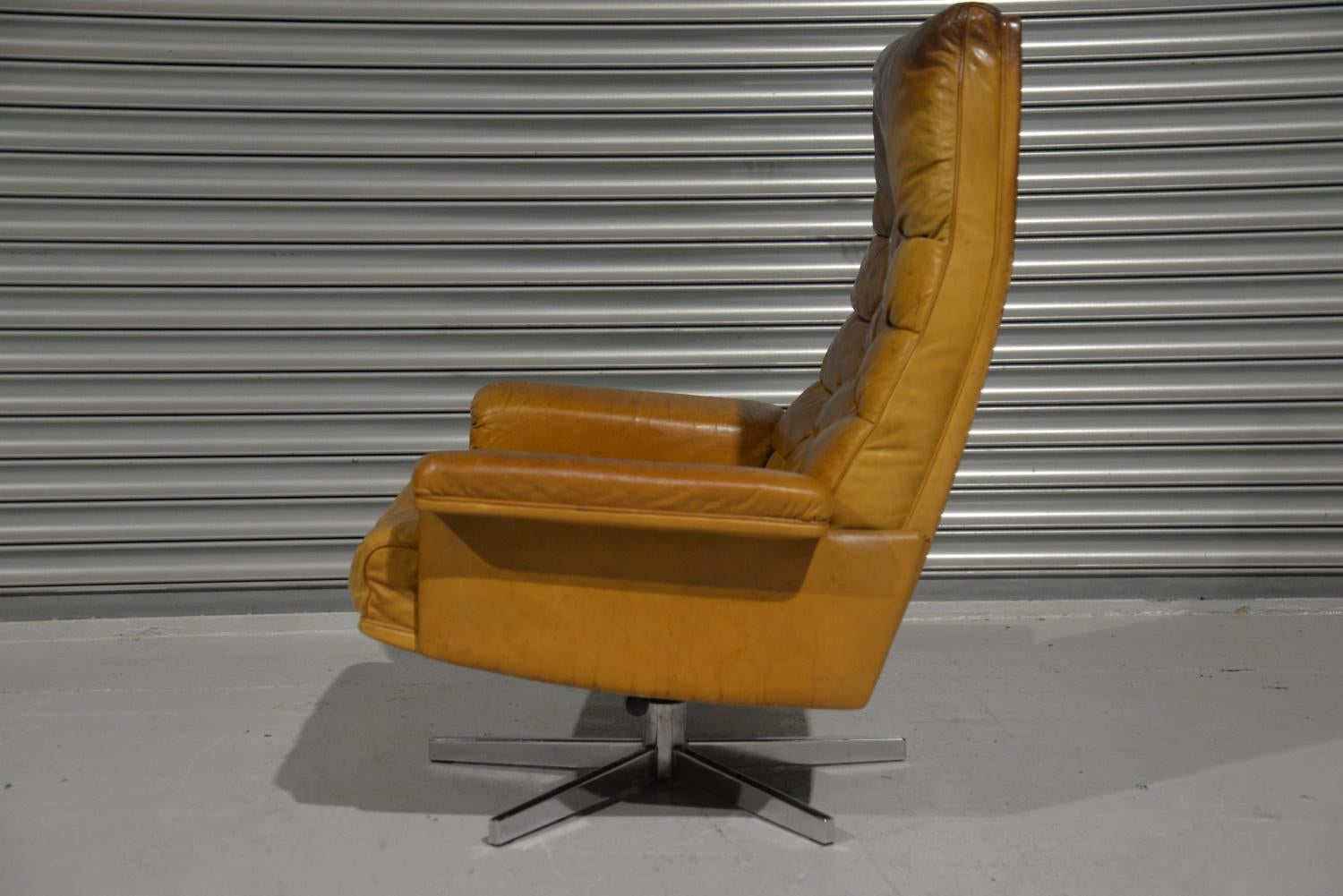 We are delighted to bring to you an ultra-rare and highly desirable De Sede Executive swivel lounge armchair. Hand built in the 1970s by De Sede craftsman in Switzerland, designed by Robert Haussmann they are extremely comfortable with their