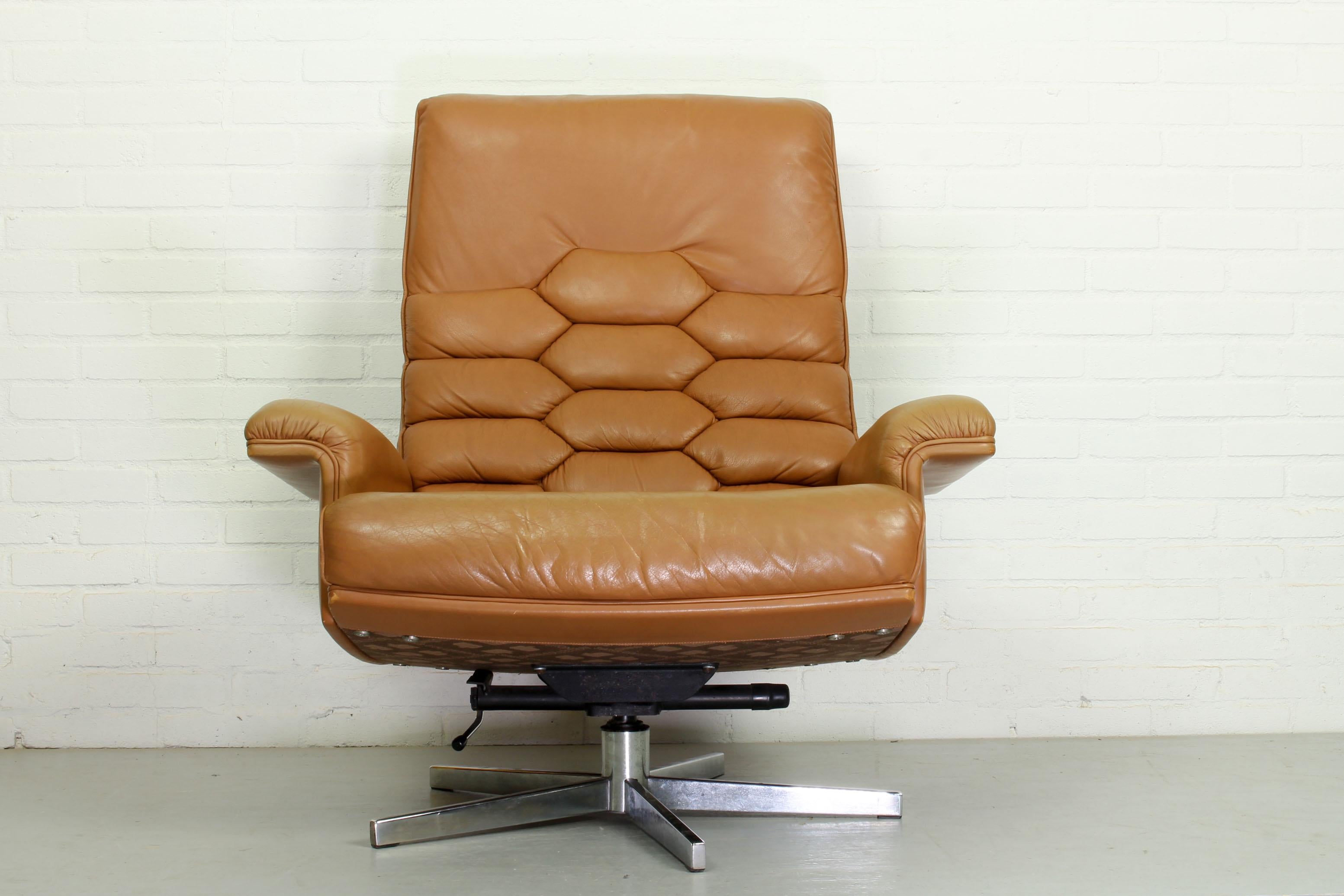 Einer der schönsten Entwürfe von Robert Haussmann für De Sede (Schweiz) ist sicherlich dieser Loungesessel DS 35. Mit seinem originalen, mit Schaumstoff und Daunen gefüllten Sitz und seiner Rückenlehne aus cognacfarbenem Leder ist dies einer der