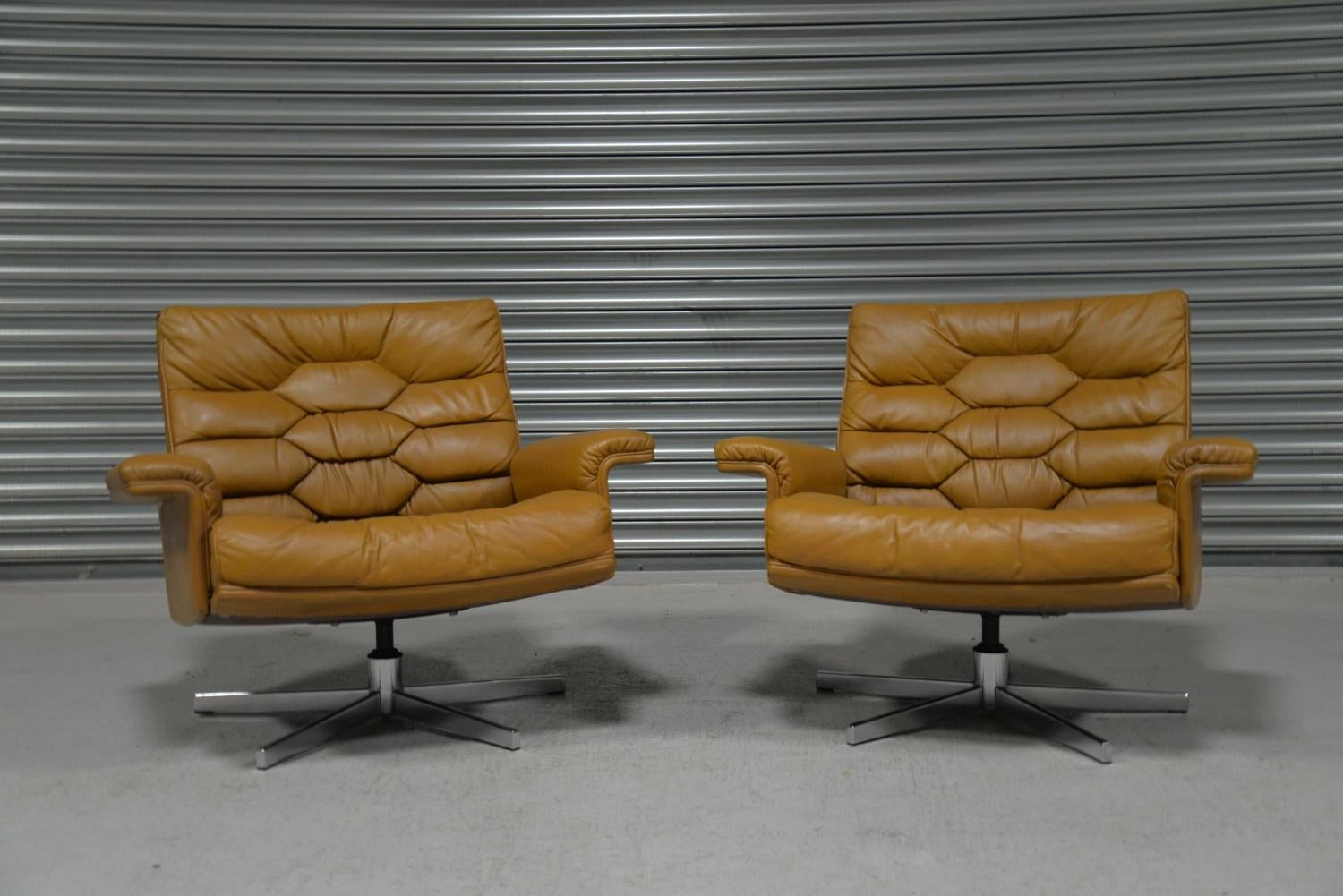 Estamos encantados de ofrecerte un par de sillones de cuero giratorios De Sede Executive, ultra raros y muy deseados. Construido en la década de 1970 por artesanos de De Sede en Suiza, diseñado por Robert Haussmann con un diseño de asientos en forma