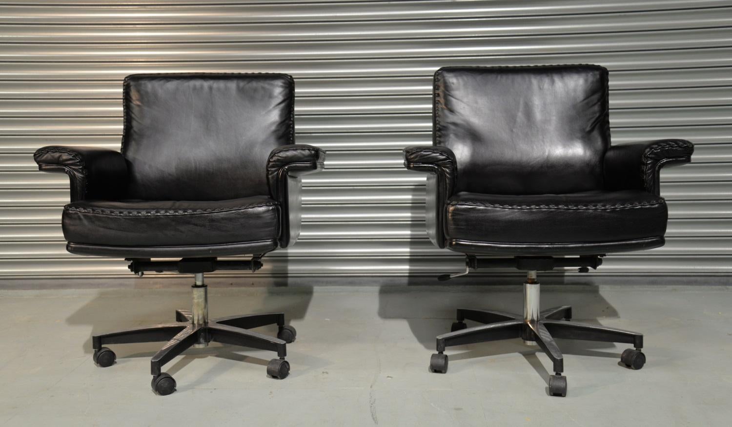 
Discounted shipping rates for our US and International customers ( from 2 weeks door to door ) 

We are delighted to bring to you an extremely rare pair of vintage De Sede DS 35 armchairs on casters. Built in the 1960s to incredibly high standards