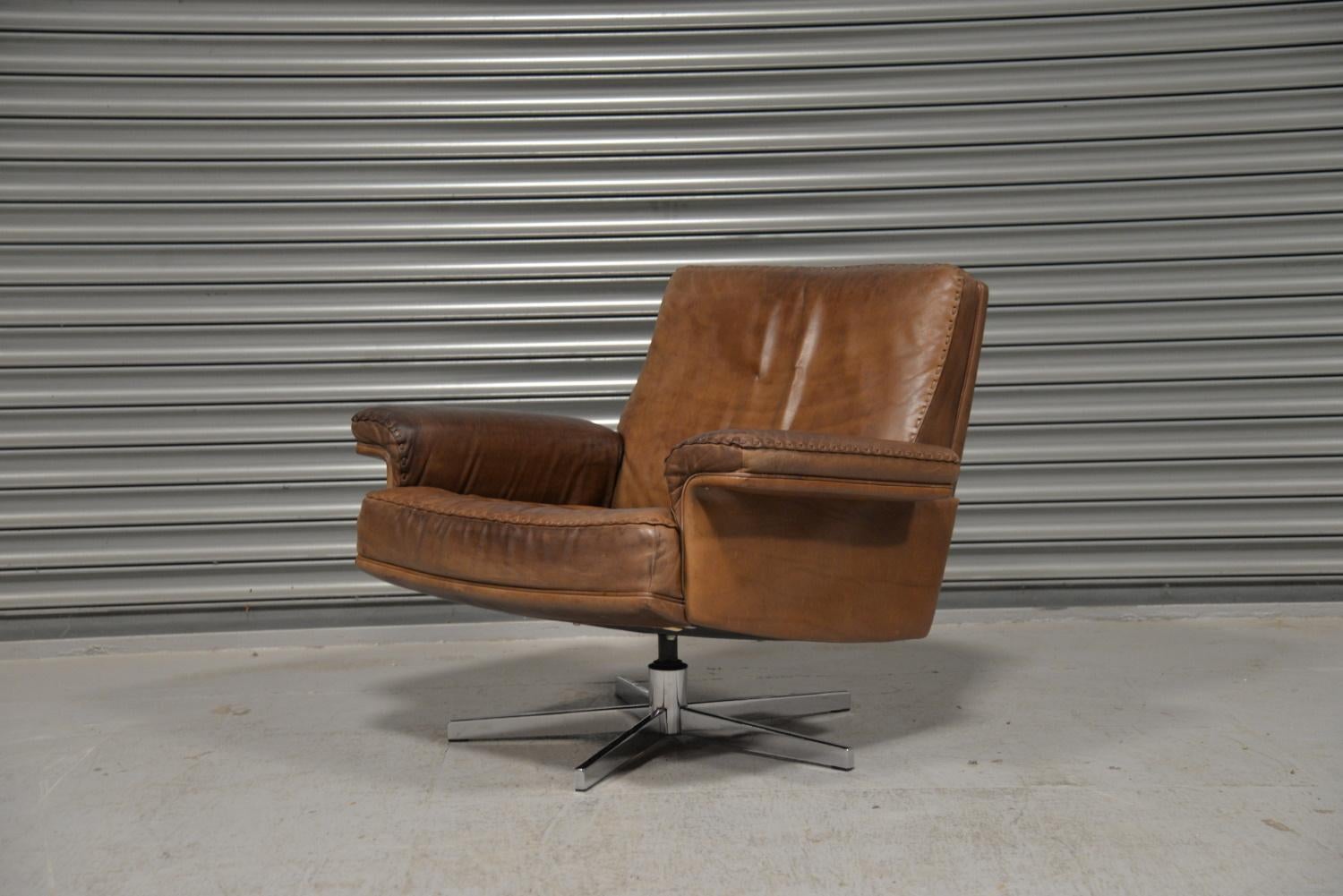 We are delighted to bring to you an ultra-rare and highly desirable De Sede DS 35 swivel armchair. Hand built in the 1970s by De Sede craftsman in Switzerland, this swivel armchair is extremely comfortable. Upholstered in stunning brown aniline