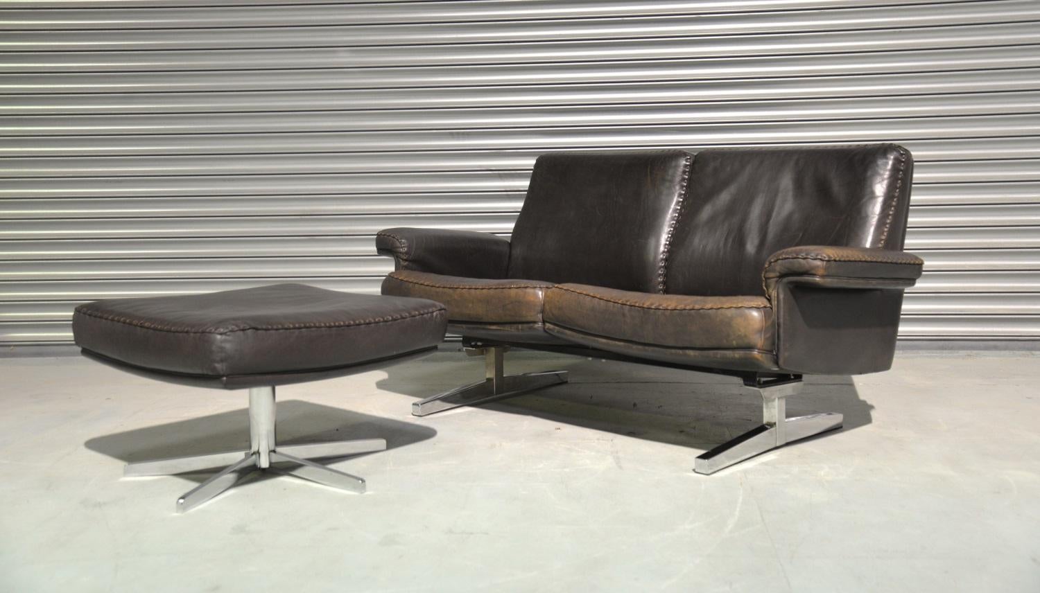 Discounted airfreight for our US and International customers (from 2 weeks door to door)

We are delighted to bring to you a rarely available and highly desirable De Sede DS 35 two-seat sofa or loveseat with ottoman in stunning dark brown aniline