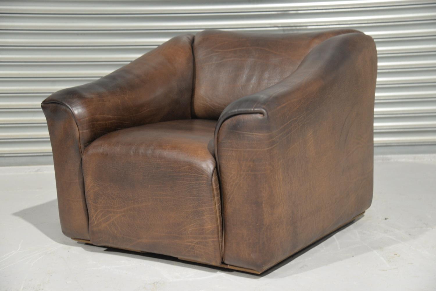 We are delighted to bring to you an ultra rare vintage De Sede DS 47 armchair. Hand built in the 1970s by De Sede craftsman in Switzerland, this piece is upholstered in thick natural buffalo neck leather with characterful folds. The leather is