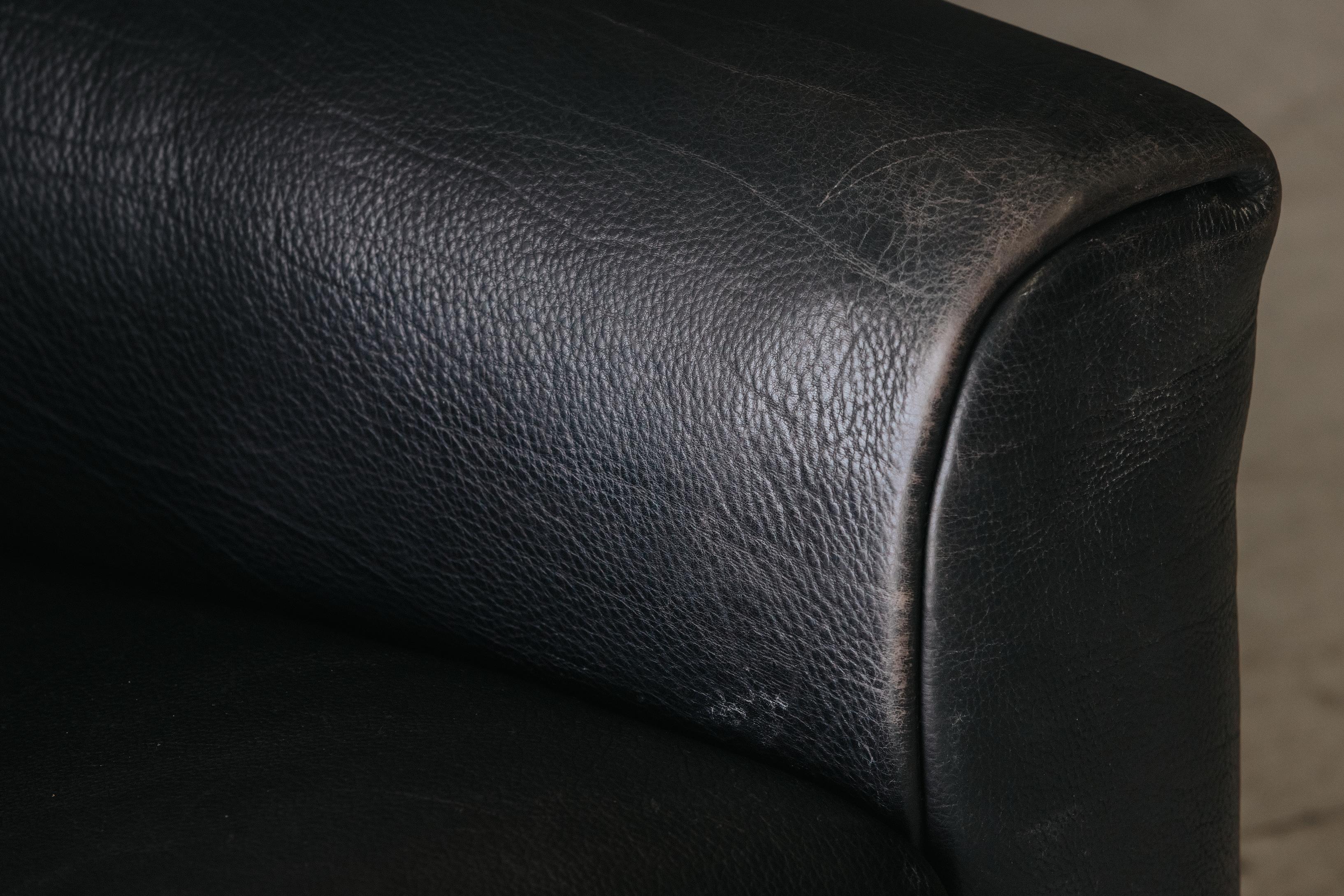 Late 20th Century Vintage De Sede DS-47 Sofa In Black Leather, From Switzerland, Circa 1970 For Sale