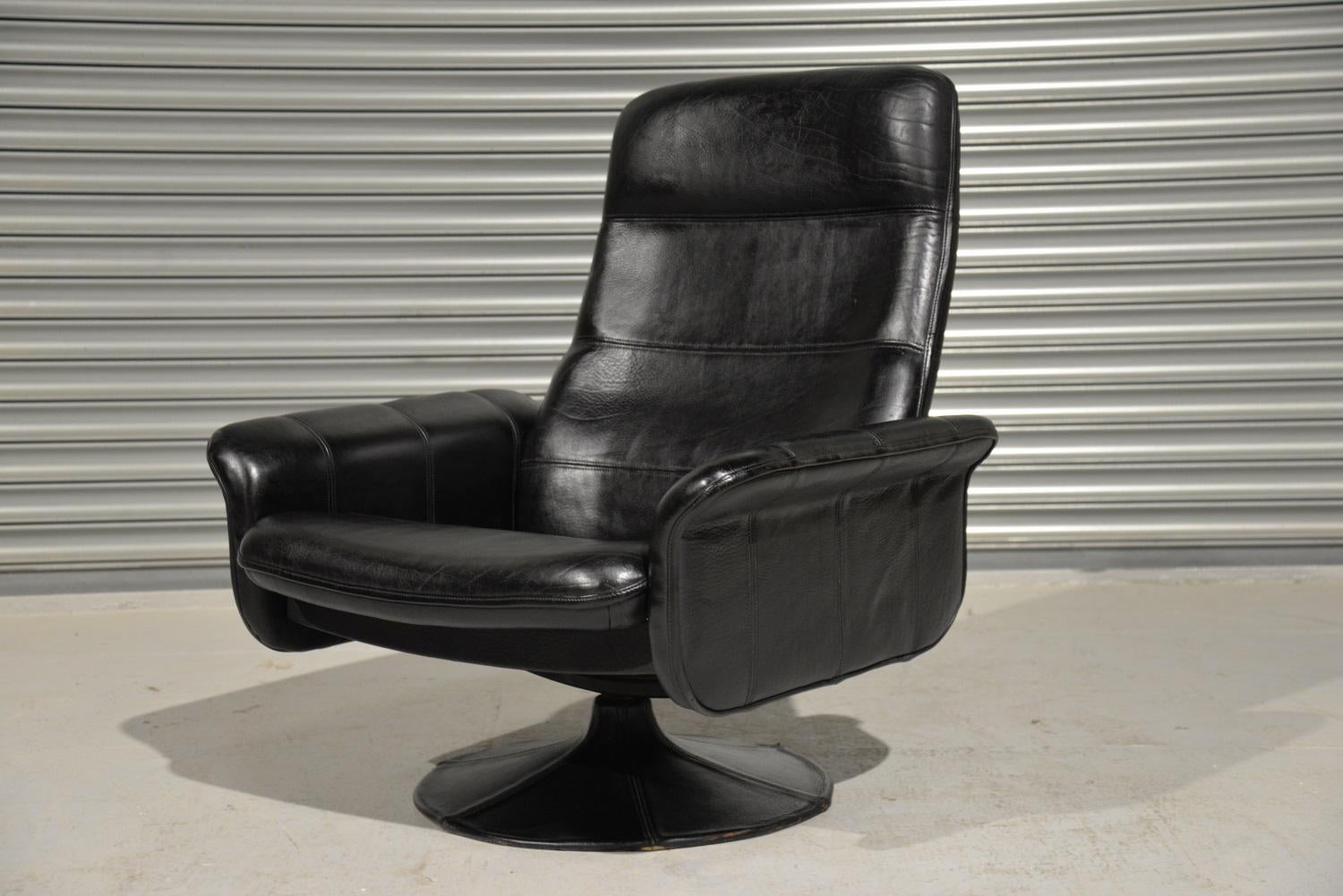 We are delighted to bring to you a vintage De Sede DS 50 swivel lounge armchair in stunning black leather. Built in the 1970s by De Sede craftsman in Switzerland, this armchair is brought to you in excellent vintage condition. Not only does this