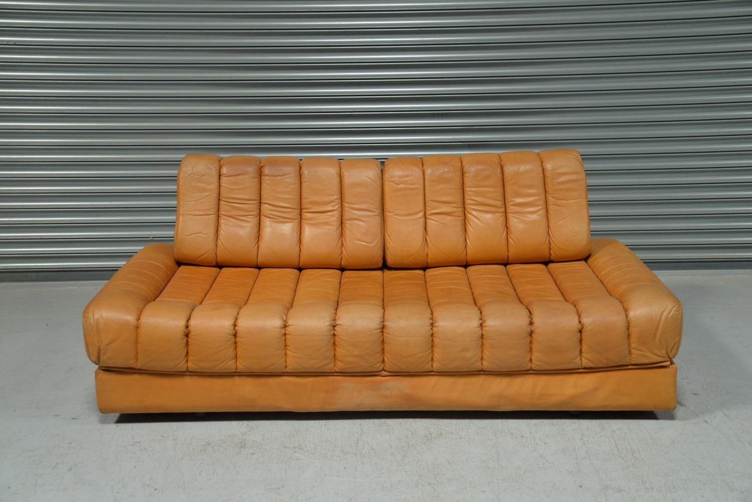 We are delighted to bring to you a highly desirable retro De Sede daybed and sofa. Rarely available and built in the 1960s by De Sede craftsman in Switzerland, this versatile retro daybed doubles up as a sofa and loveseat. This extremely comfortable
