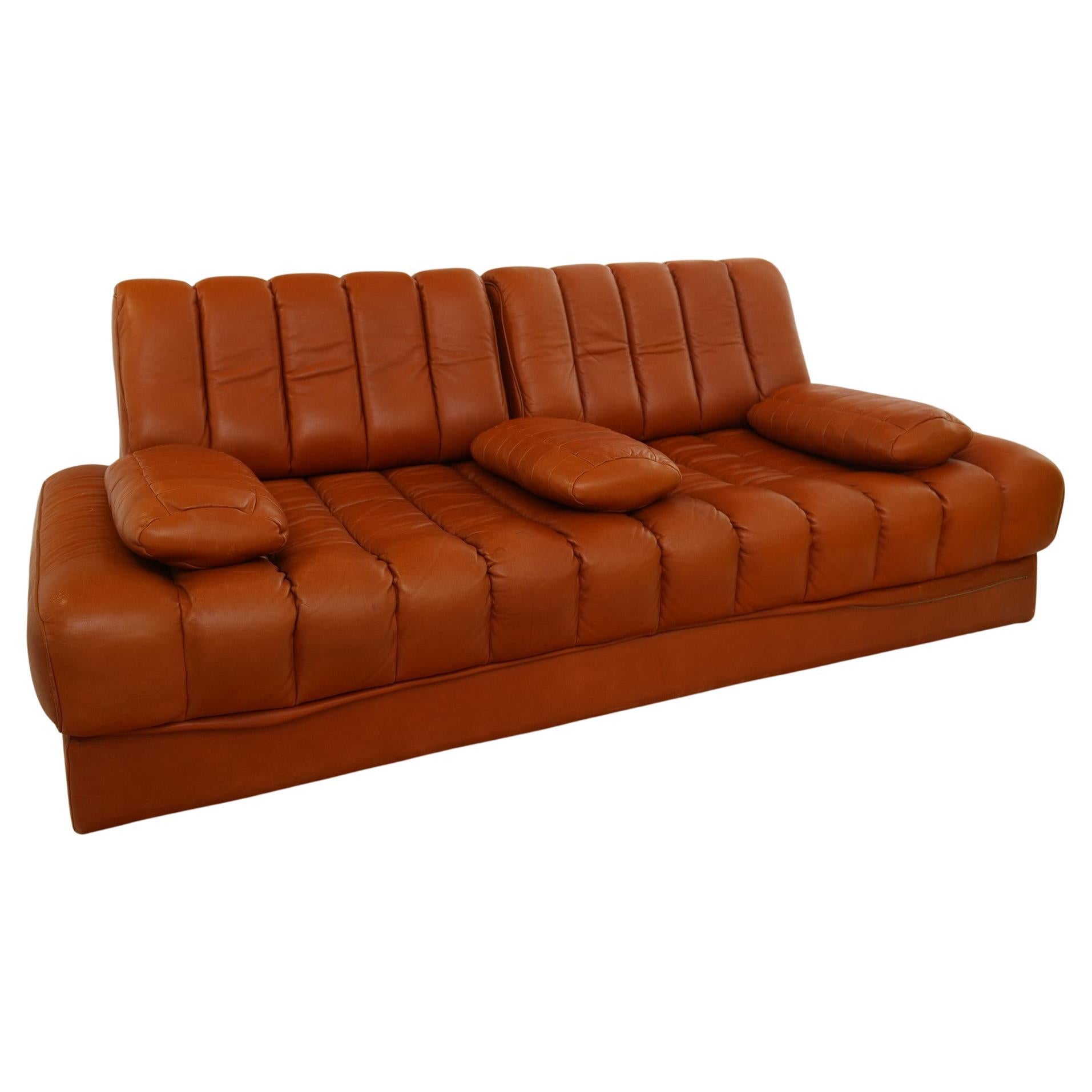 Very hard to find a vintage De Sede brown leather sofa in this mint condition.
The colour is still vibrant and the is minor patina. This sofa has never really been used.

De Sede exclusive line.