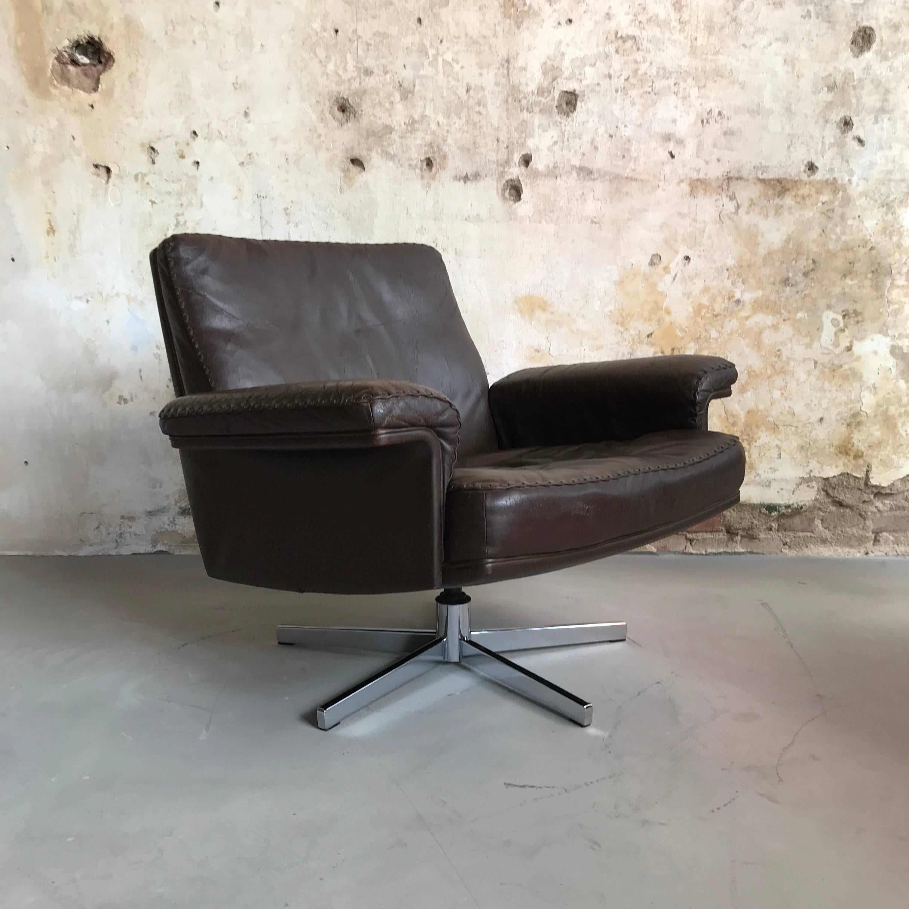 Rare leather DS35 low swivel armchair (low back), designed by the De Sede design team at the late '60s
This comfortable armchair has a top quality chromed, swivel metal base. The leather is really rough and with a lot of character ( patina and