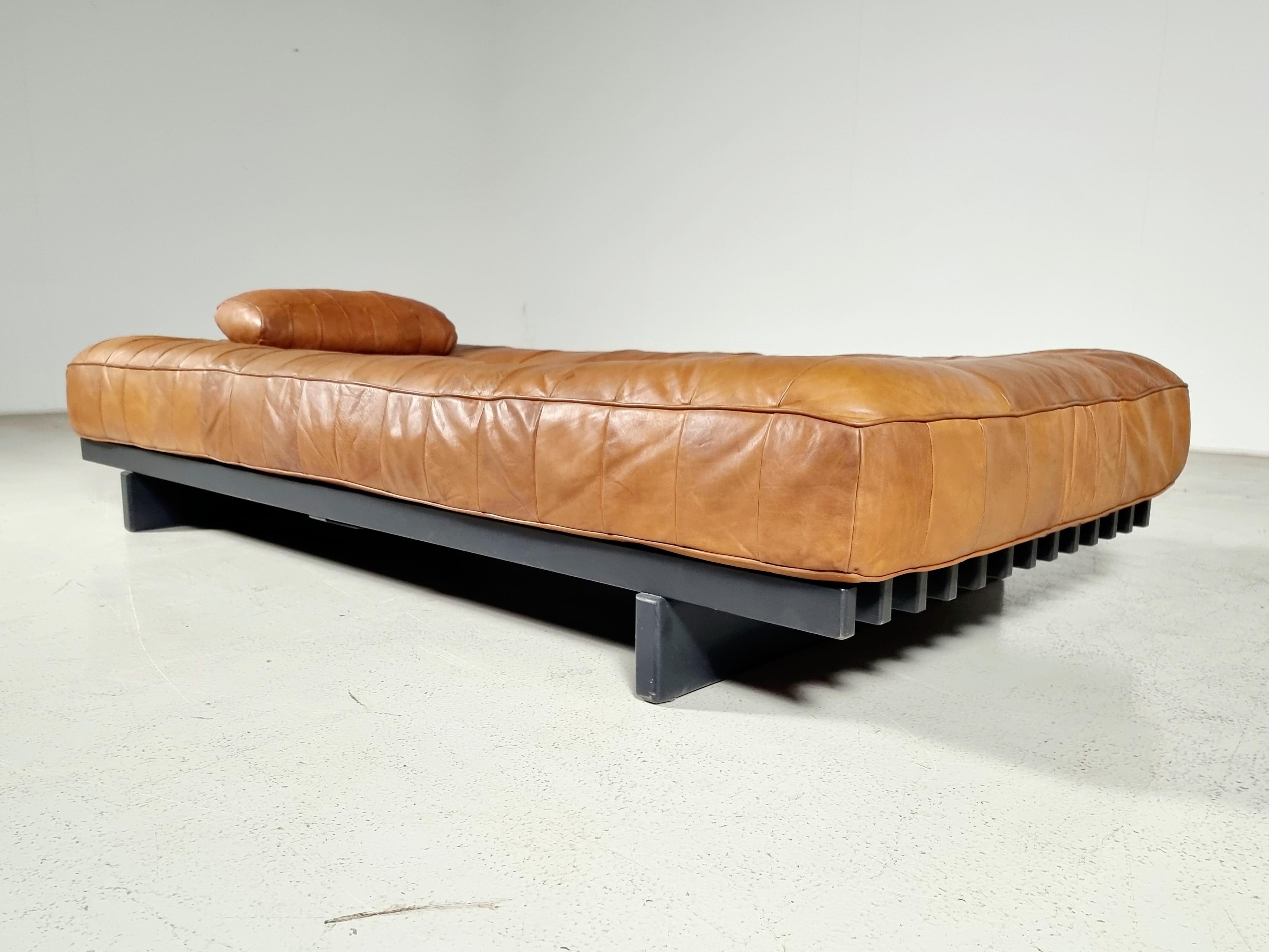 De Sede DS80 cognac leather patchwork daybed, Switzerland, 1970. Originally upholstered in beautiful and soft aniline leather. The patchwork design of the daybed results in a slightly non-regular pattern of different shades of cognac colors.
   