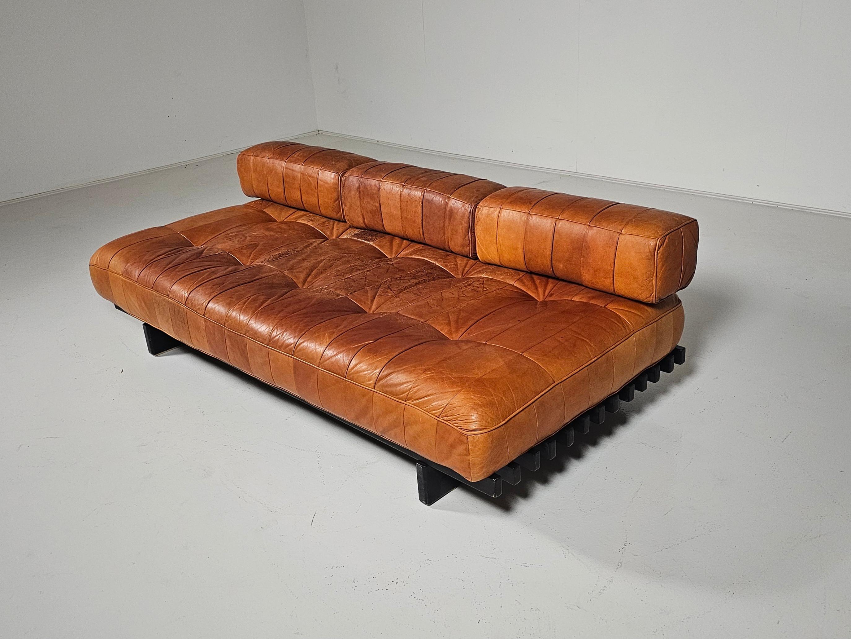Vintage De Sede DS80 Patchwork-Tagesbett aus cognacfarbenem Leder und Eschenholz, 1970er Jahre (Moderne der Mitte des Jahrhunderts) im Angebot