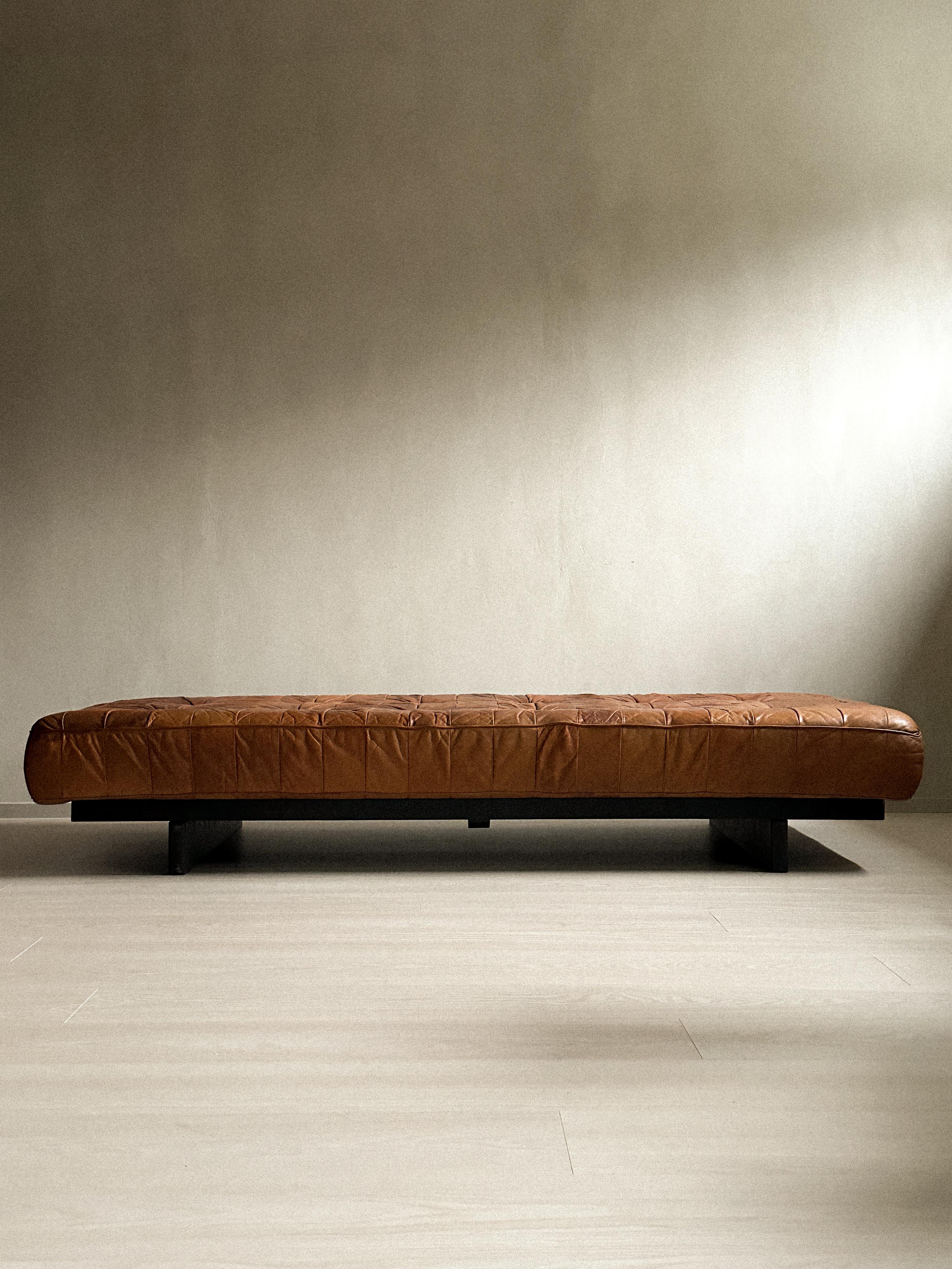 Vintage De Sede DS80 Patchwork Daybed in cognac leather and ash, 1970s In Good Condition In Hønefoss, 30