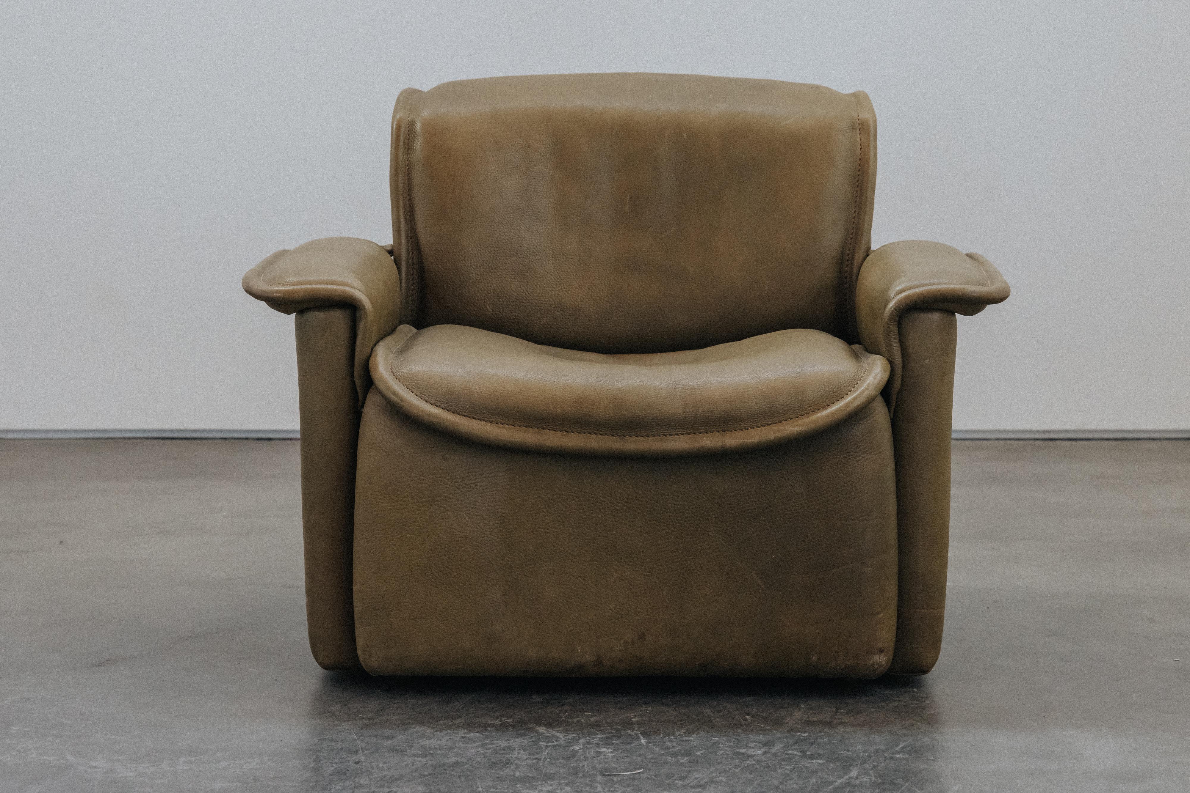 Vintage By De Sede Leder Lounge Chair aus der Schweiz, CIRCA 1970.   Originaler grüner Lederbezug mit leichter Abnutzung und Patina.
