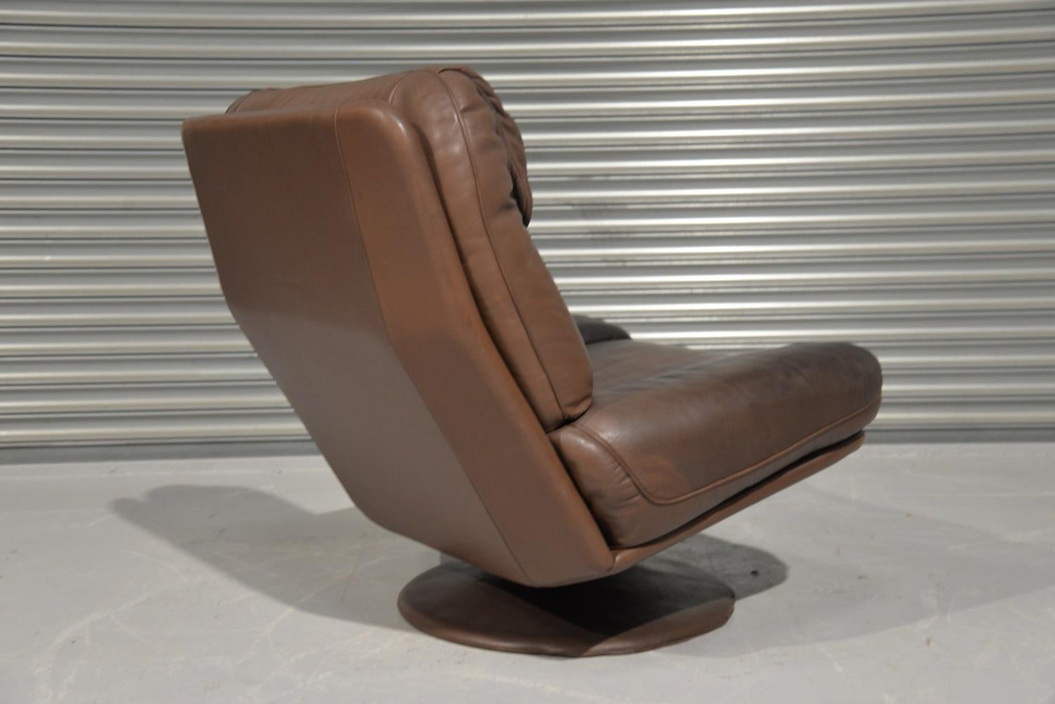 Vintage De Sede Leather Swivel Armchair and Ottoman, Switzerland, 1980s For Sale 4