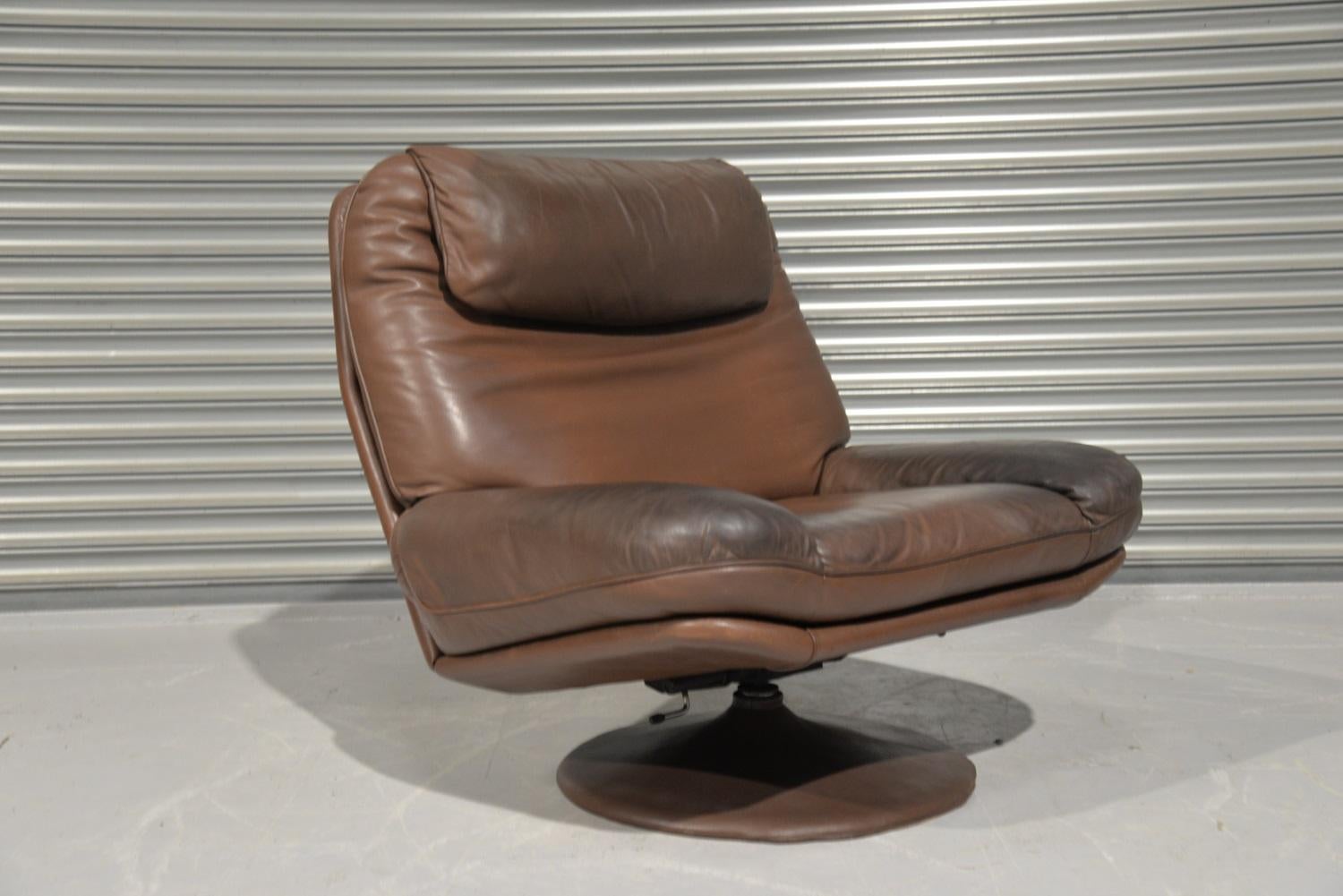 Vintage De Sede Leather Swivel Armchair and Ottoman, Switzerland, 1980s For Sale 5