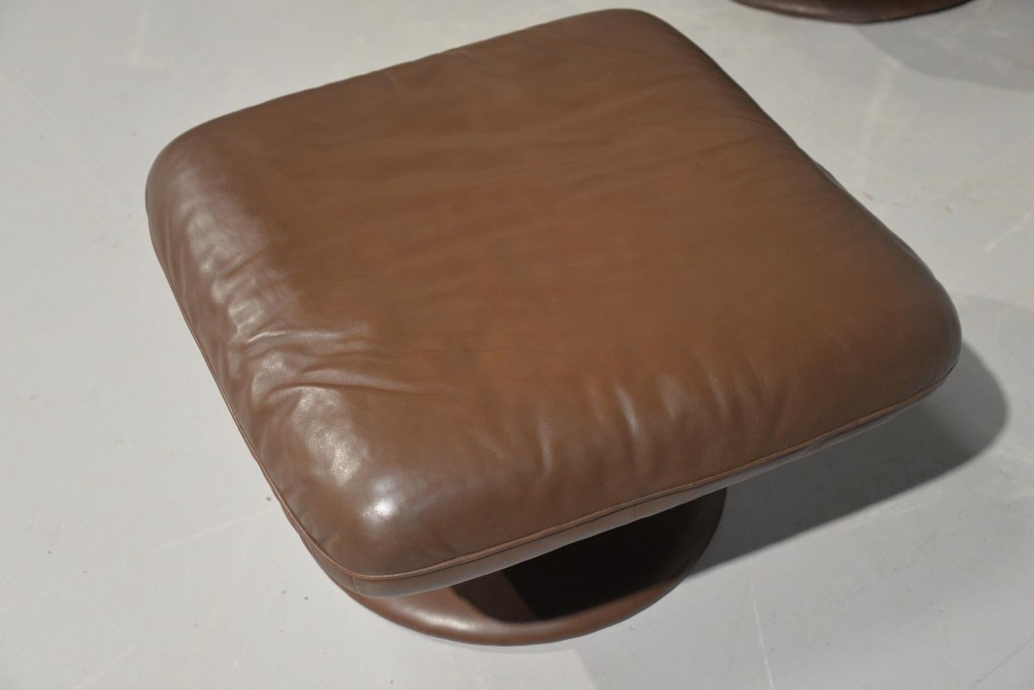 Vintage De Sede Leather Swivel Armchair and Ottoman, Switzerland, 1980s For Sale 10