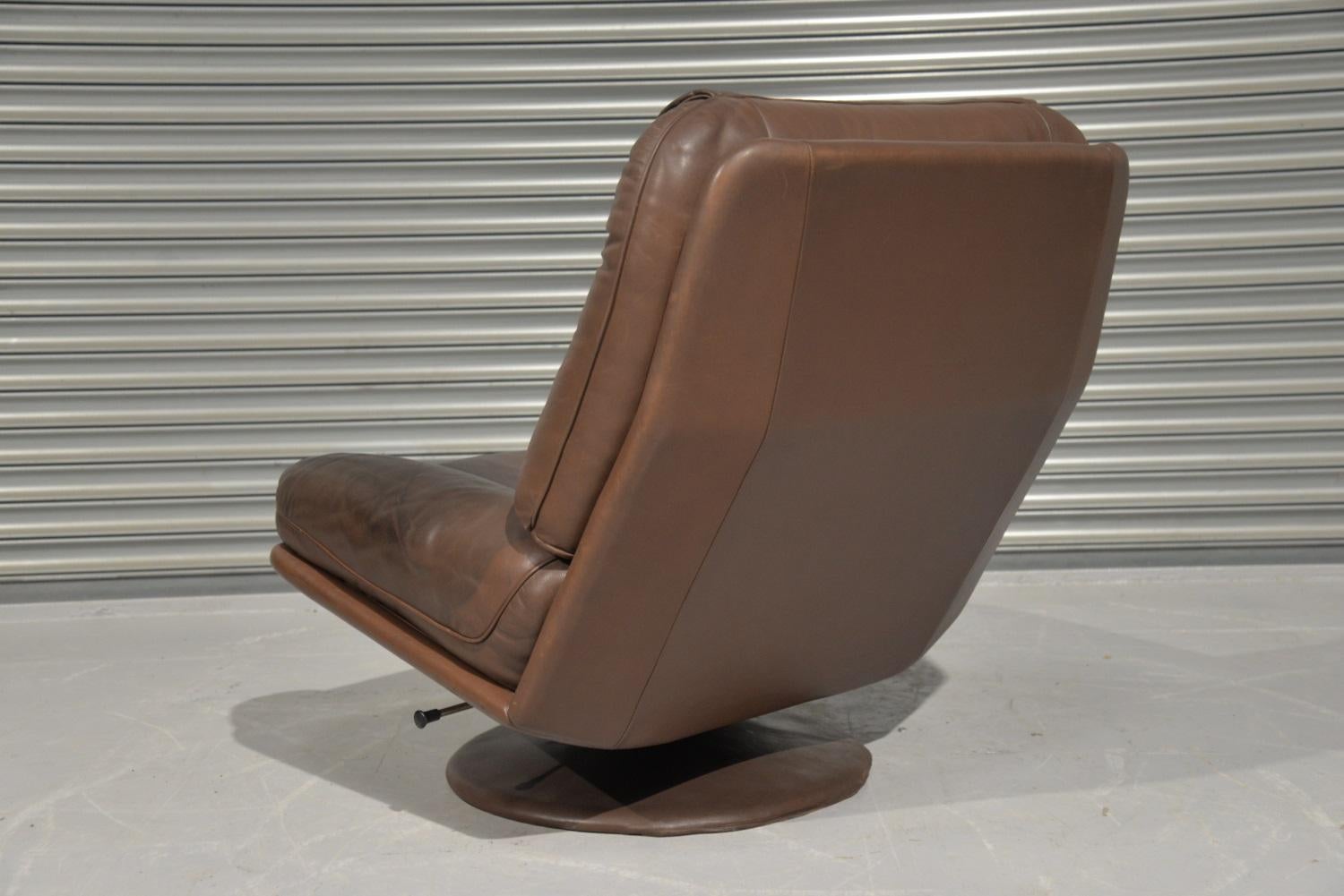 Vintage De Sede Leather Swivel Armchair and Ottoman, Switzerland, 1980s For Sale 2