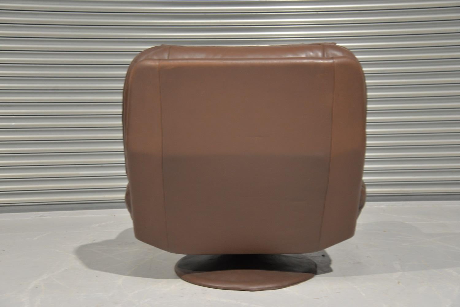 Vintage De Sede Leather Swivel Armchair and Ottoman, Switzerland, 1980s For Sale 3