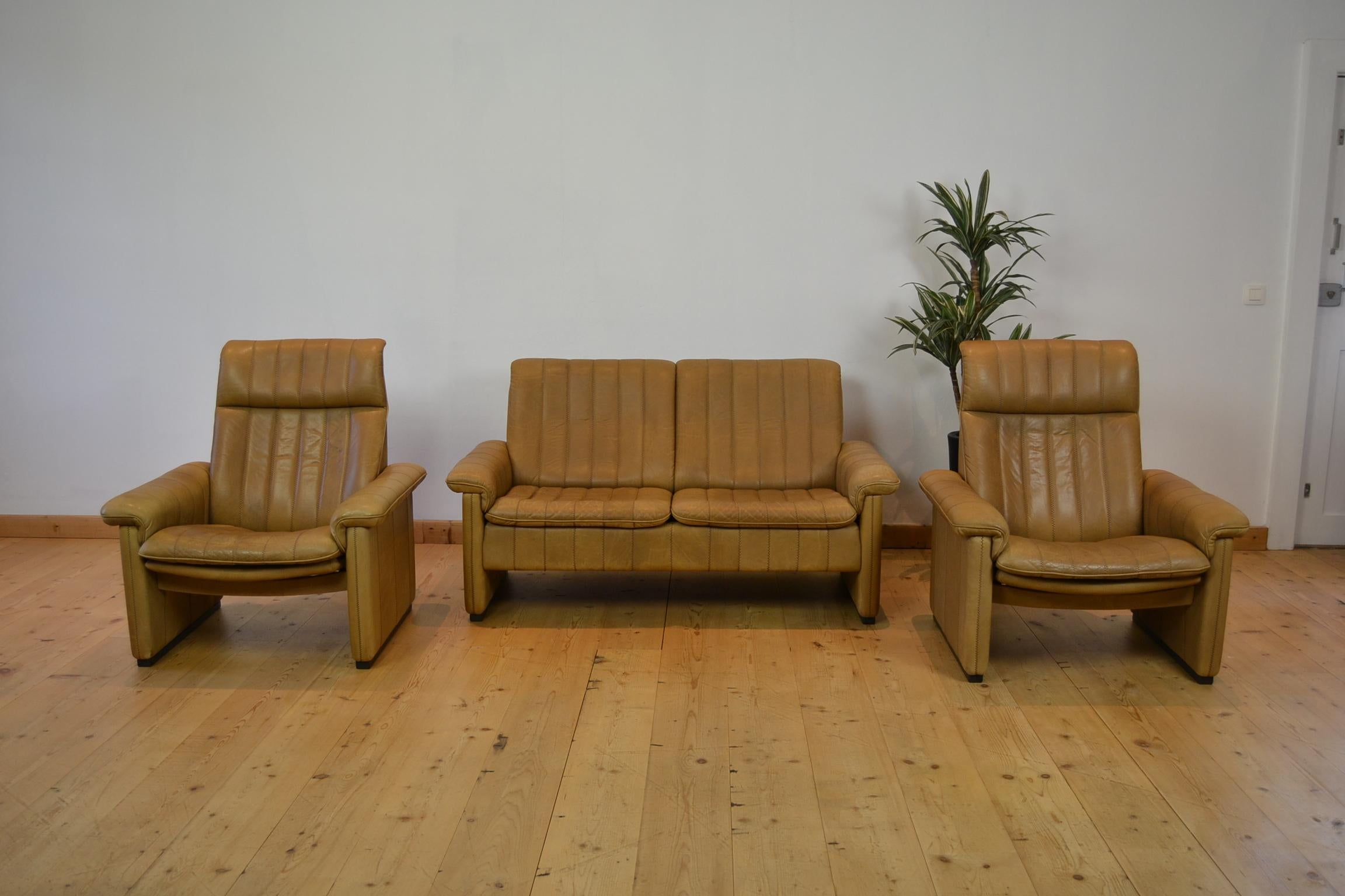 Stunning vintage De Sede Switzerland living room set in high quality thick leather.
This set consists a 2-seat sofa and two 1-seat relax chairs - Reclining lounge chairs - armchairs.
Color: light retro brown - cognac, with great stitching