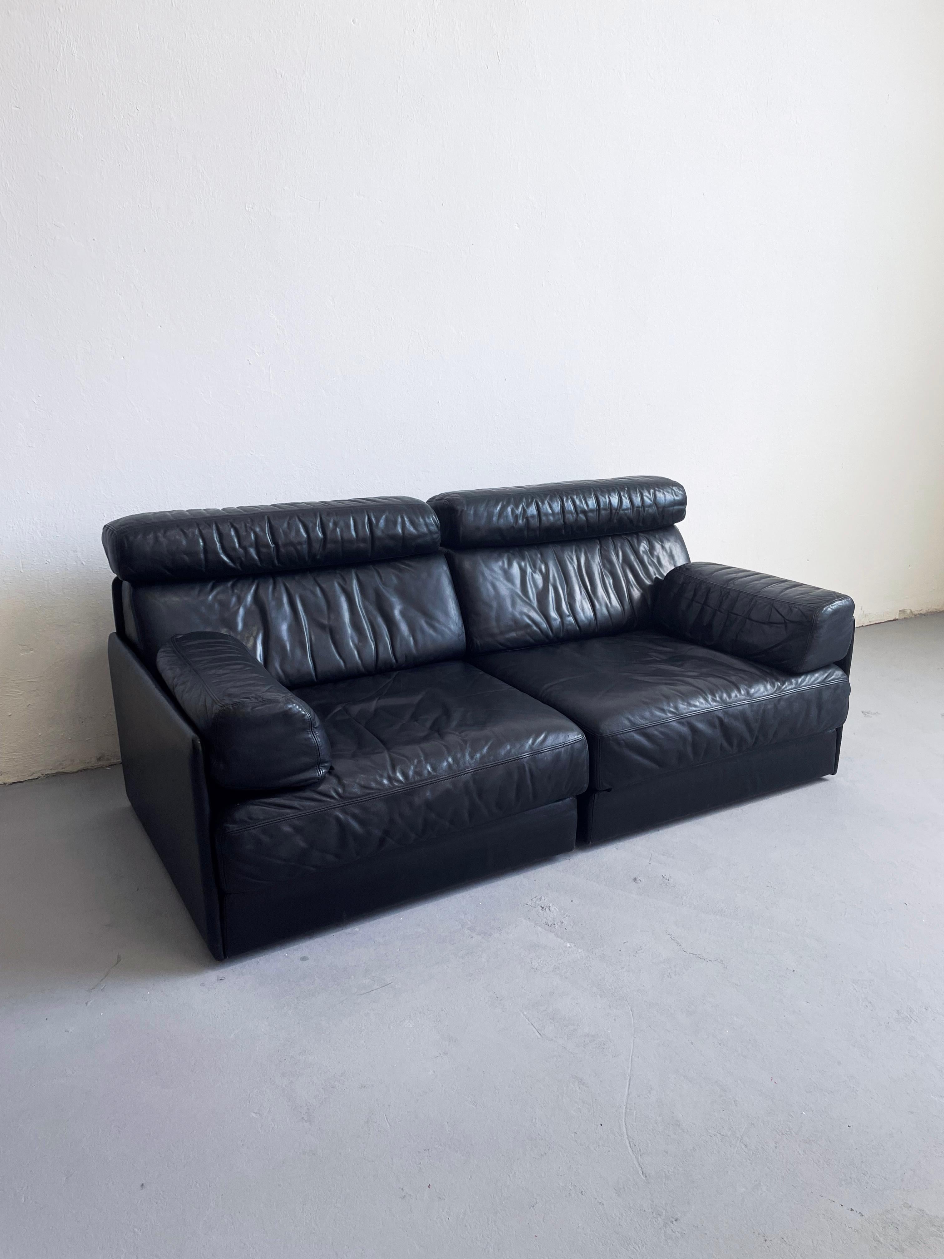 Vintage De Sede two-seater sofa/ sofa bed, model 'DS-77', leather, fabric, Switzerland, the 1970s.

Important: The item offered for sale is in very good original condition. The leather is not worn, nor damaged. It has just small traces of cosmetic