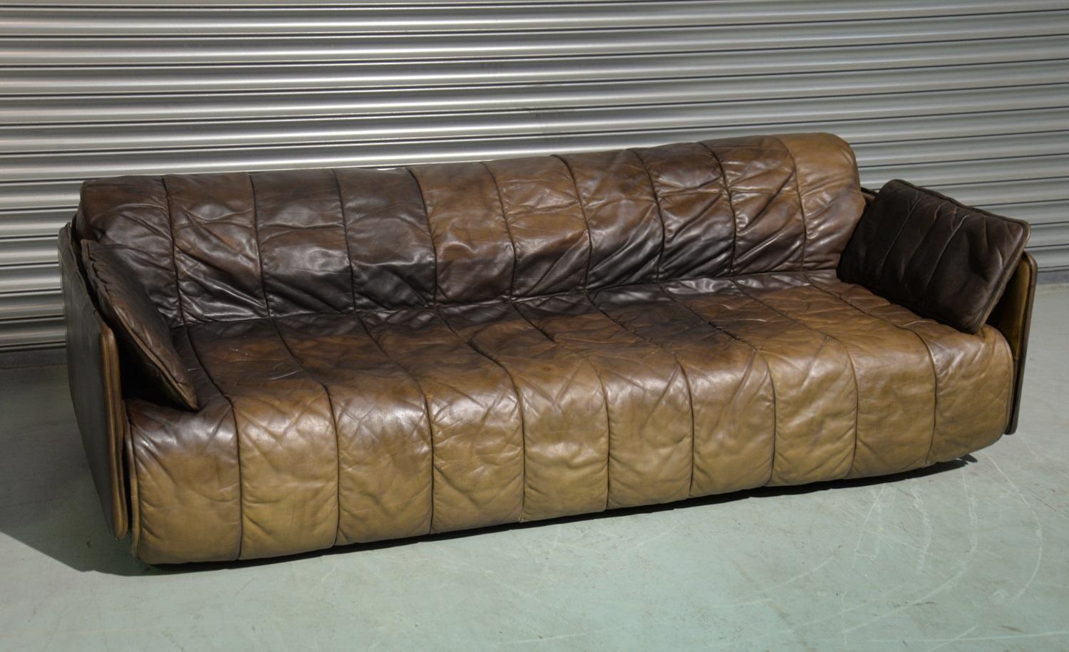 Discounted airfreight for our US and International customers (from 2 weeks door to door).

We are delighted to bring to you to you an ultra rare vintage De Sede leather sofa/day bed. Made by De Sede craftsman in Switzerland, this convertible sofa